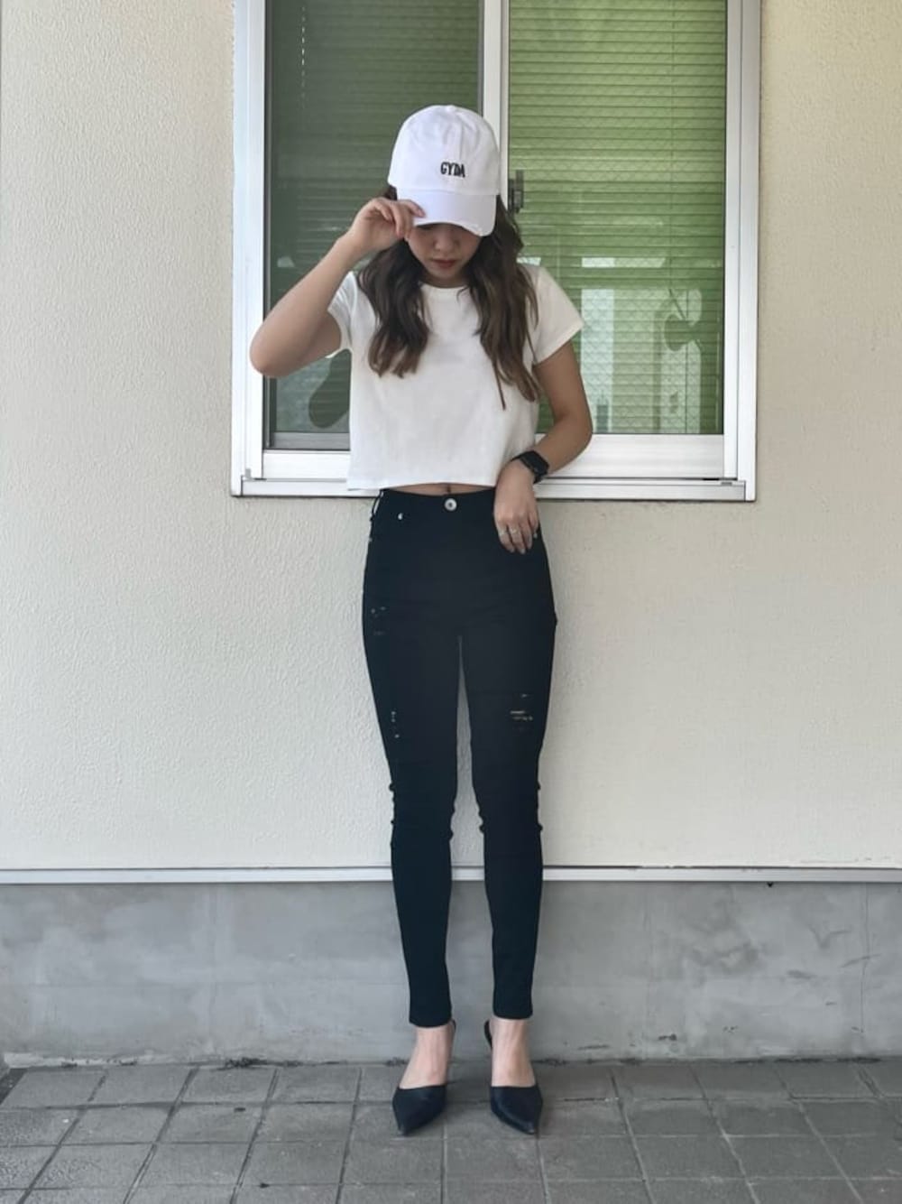 ブラック系のパンプス、ブラック系のその他パンツ、ホワイト系のTシャツ/カットソーを着用したレディースの春コーディネートの1枚目の写真