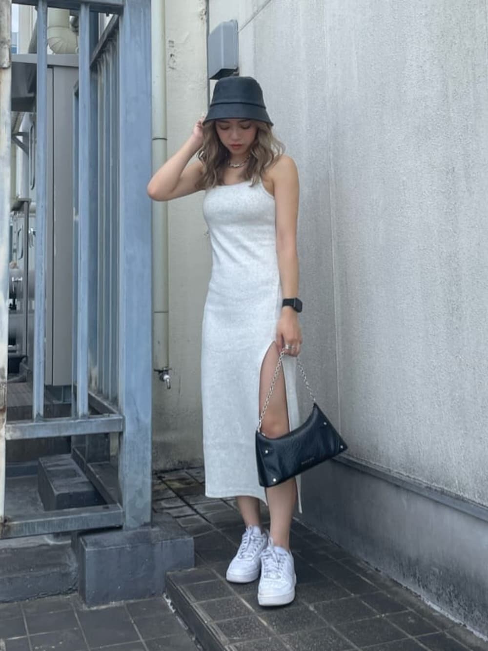 グレー系のワンピース、ブラック系のハットを着用したレディースの夏コーディネートの1枚目の写真