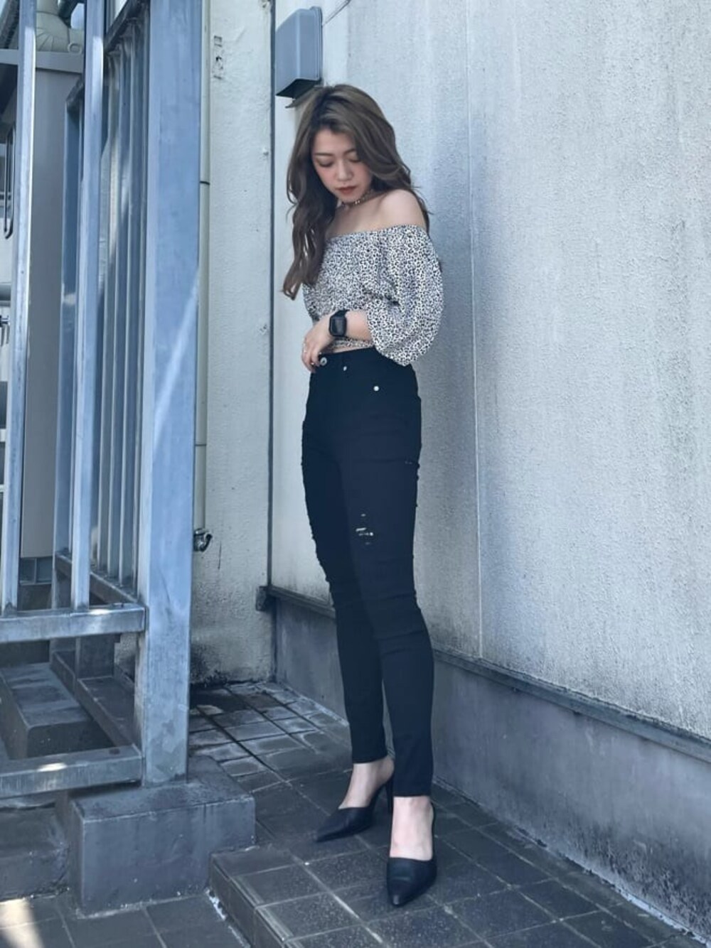 ブラック系のパンプス、ブラック系のその他パンツ、その他のシャツ/ブラウスを着用したレディースの春コーディネートの1枚目の写真