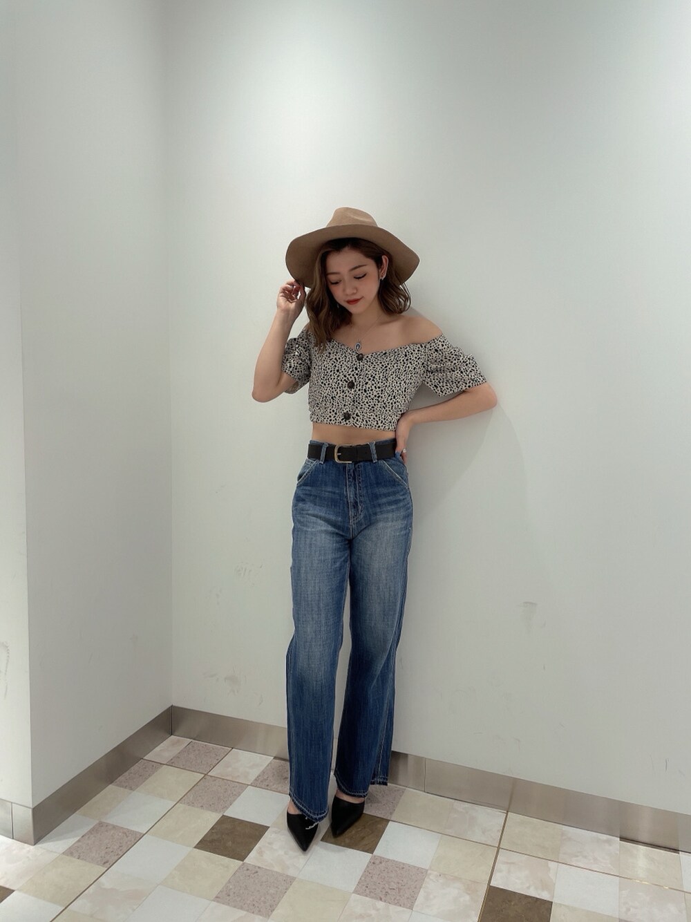ブルー系のデニムパンツ、ブラック系のパンプス、その他のシャツ/ブラウスを着用したレディースの春コーディネートの1枚目の写真