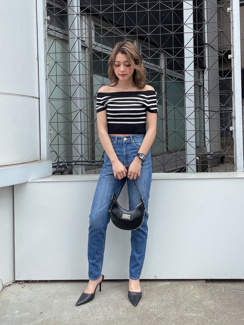 その他のニット/セーター、ブルー系のデニムパンツ、ブラック系のパンプスを着用したレディースの春コーディネートの1枚目の写真