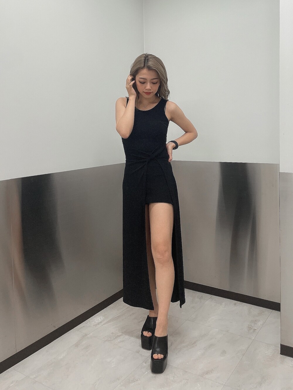 ブラック系のワンピース、ブラック系のサンダルを着用したレディースの夏コーディネートの1枚目の写真