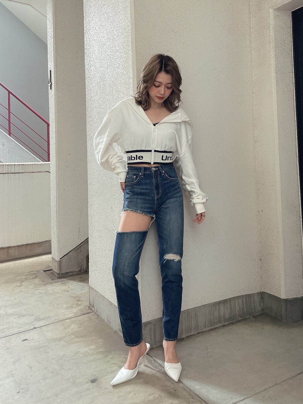 ホワイト系のパーカー、ブルー系のデニムパンツ、ホワイト系のパンプスを着用したレディースの春コーディネートの1枚目の写真