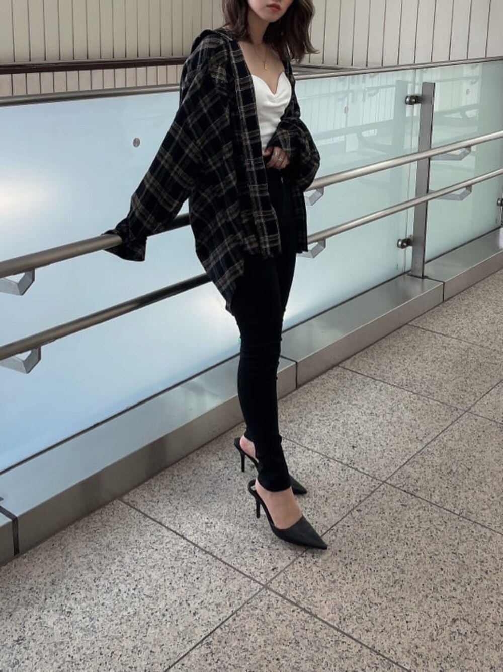 ブラック系のパンプス、ブラック系のその他パンツ、ブラック系のシャツ/ブラウスを着用したレディースの秋コーディネートの1枚目の写真