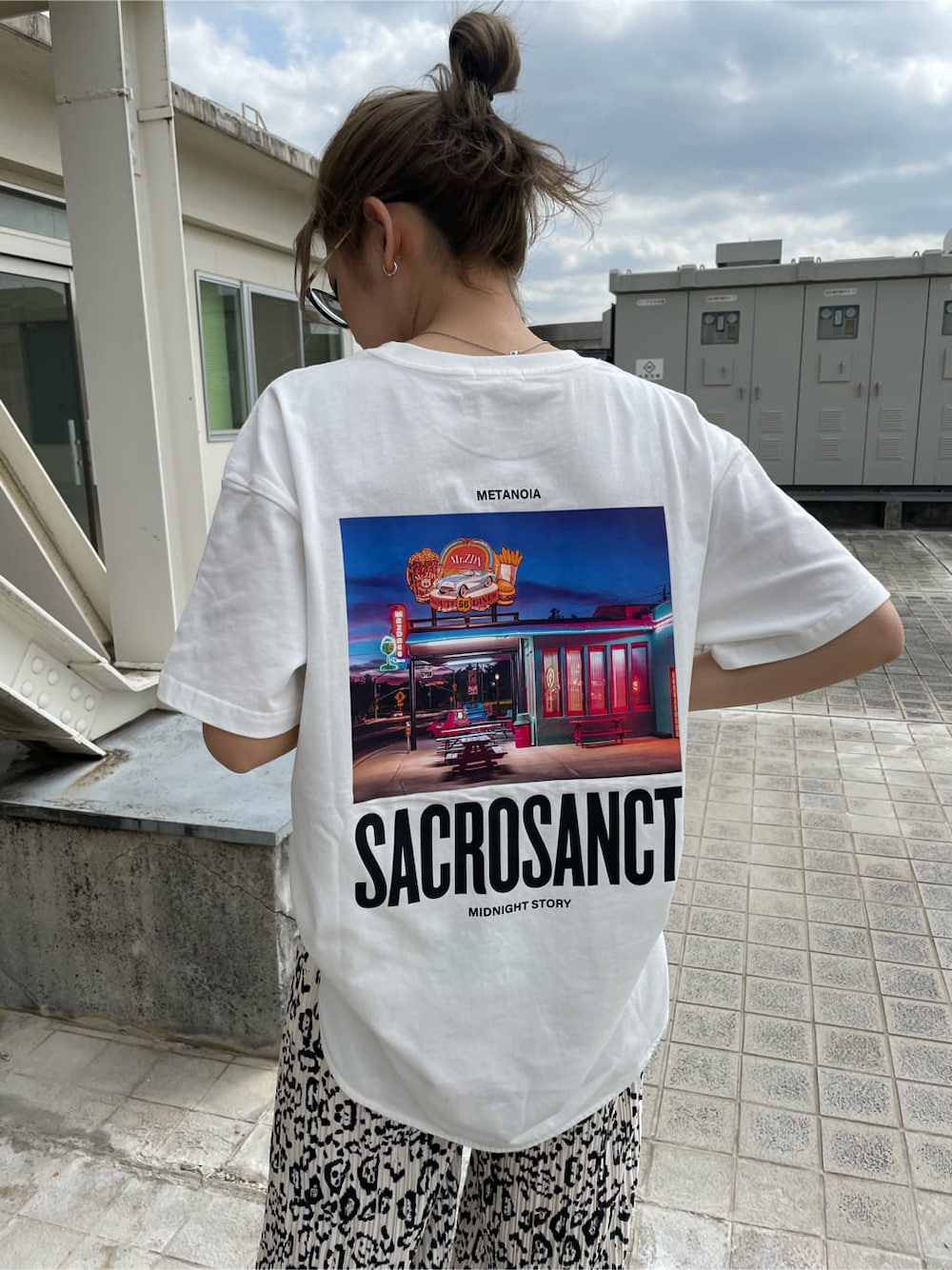 ブラック系のパンプス、その他のその他パンツ、ホワイト系のTシャツ/カットソーを着用したレディースの春コーディネートの1枚目の写真