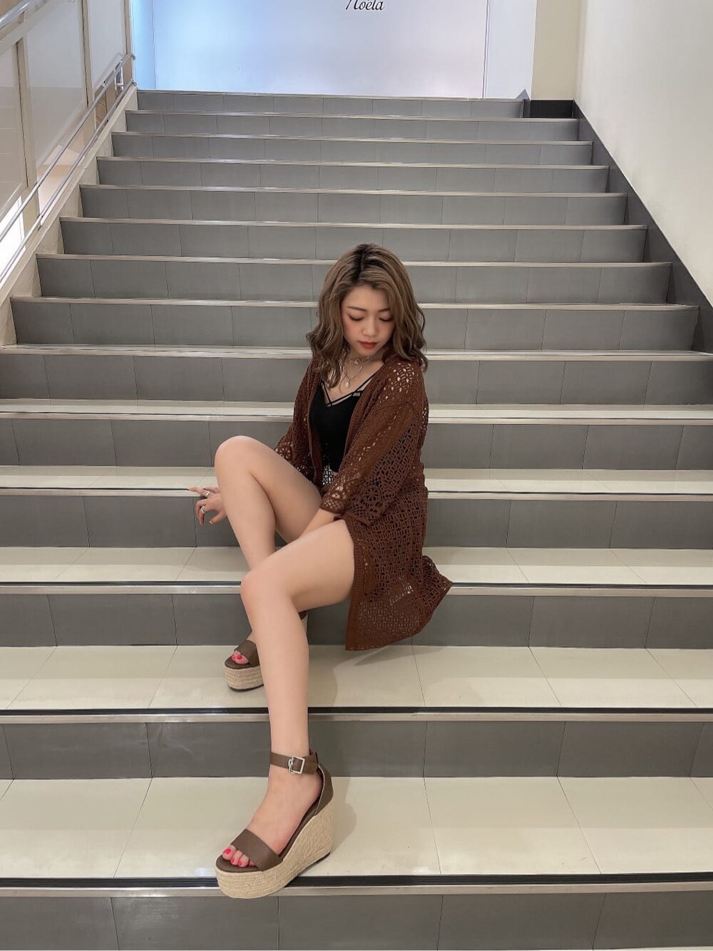 ブラウン系のその他パンツ、ブラック系のキャミソール、ブラウン系のサンダルを着用したレディースの夏コーディネートの1枚目の写真