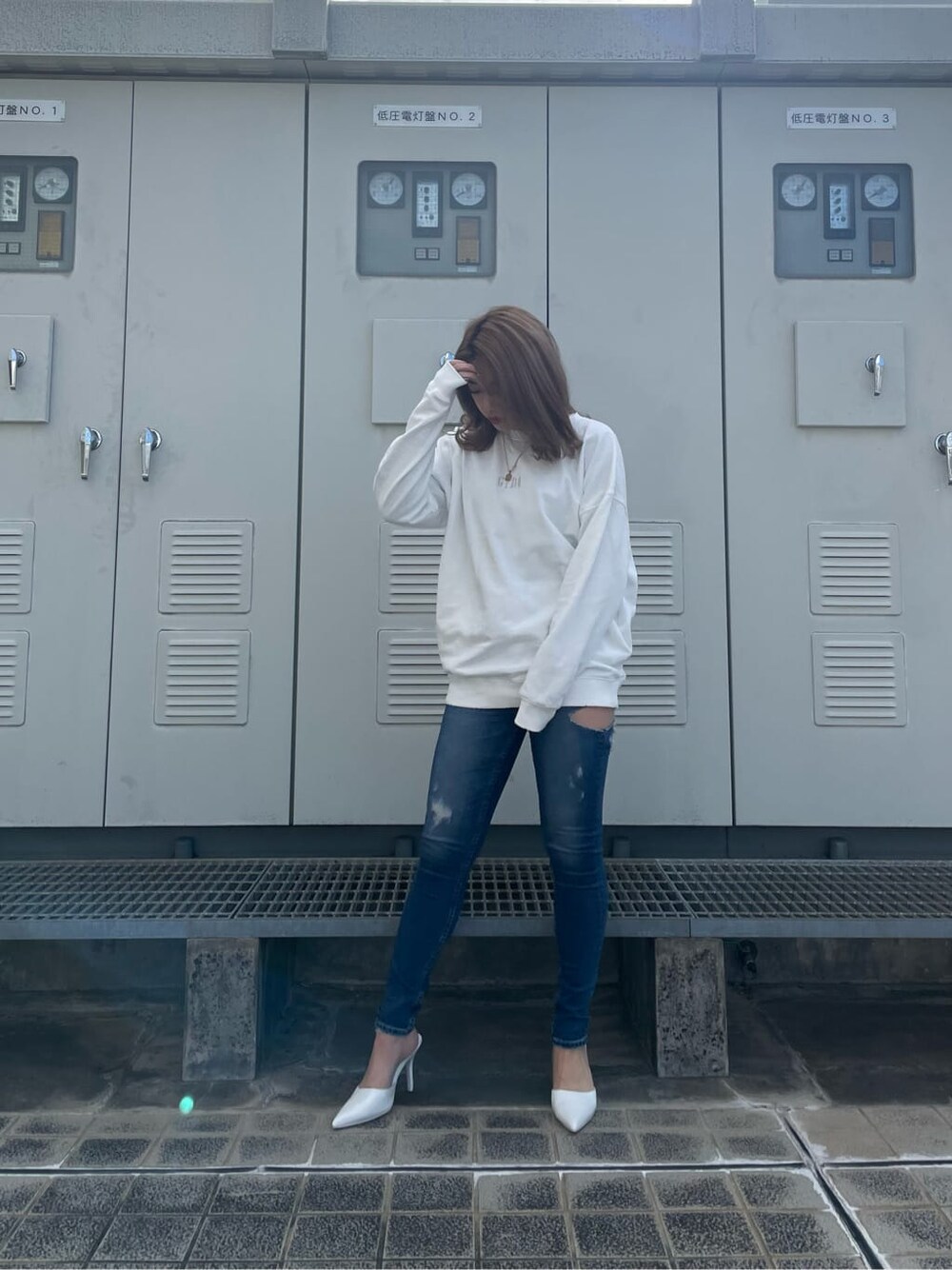 ホワイト系のパンプス、ブルー系のデニムパンツ、ホワイト系のTシャツ/カットソーを着用したレディースの冬コーディネートの1枚目の写真