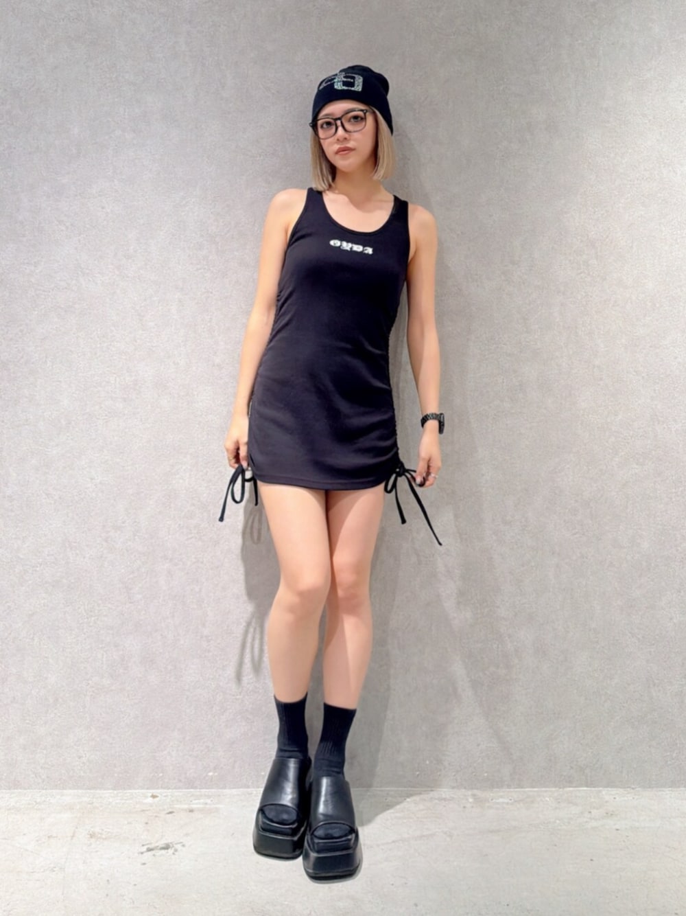 ブラック系のワンピース、ブラック系のニットキャップ/ビーニーを着用したレディースの夏コーディネートの1枚目の写真