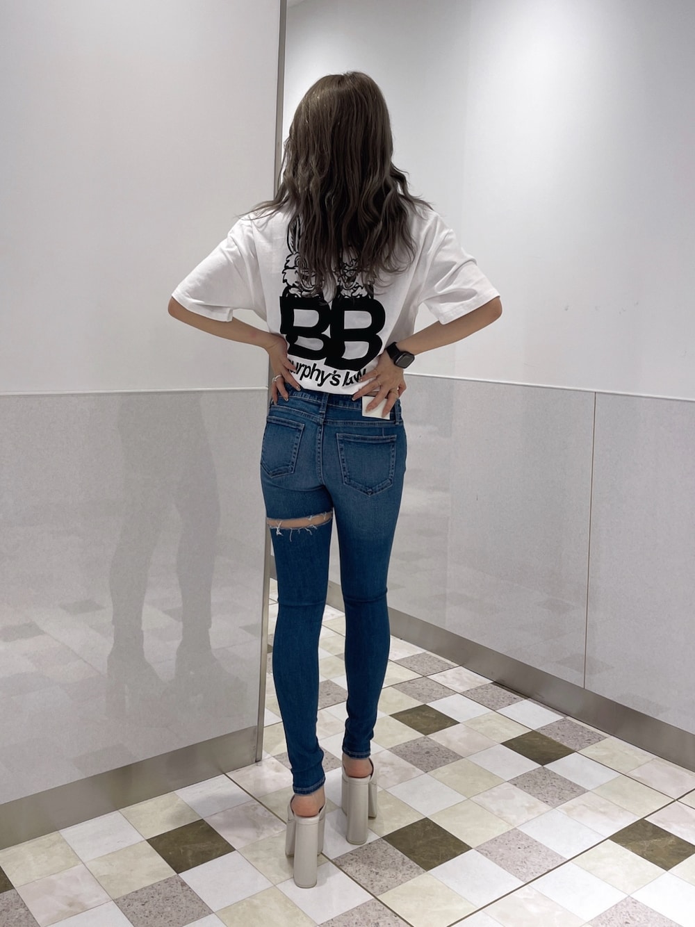 ホワイト系のTシャツ/カットソー、ブルー系のデニムパンツ、ホワイト系のサンダルを着用したレディースの夏コーディネートの1枚目の写真