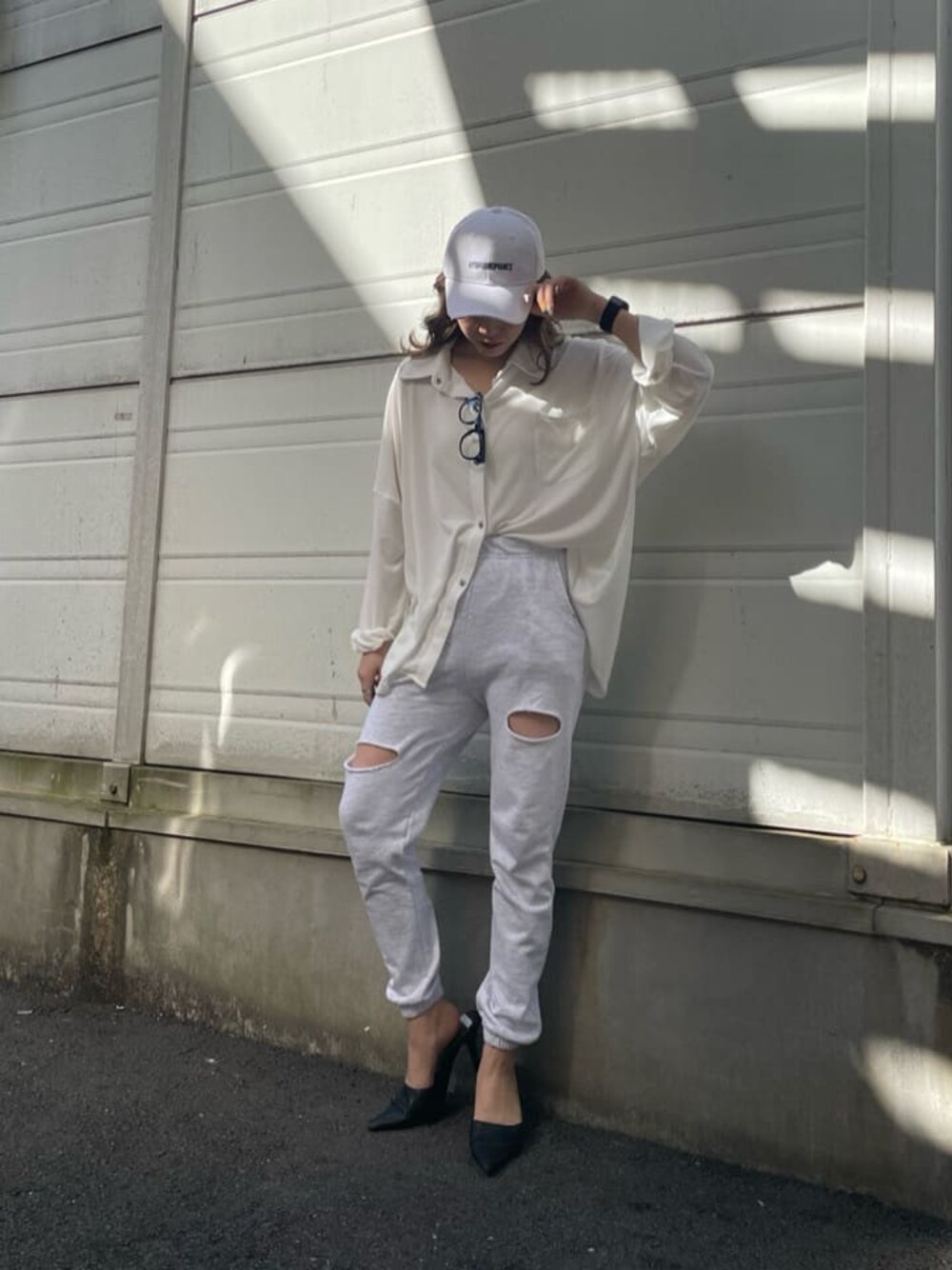 ホワイト系のパンプス、グレー系のその他パンツ、ホワイト系のシャツ/ブラウスを着用したレディースの冬コーディネートの1枚目の写真