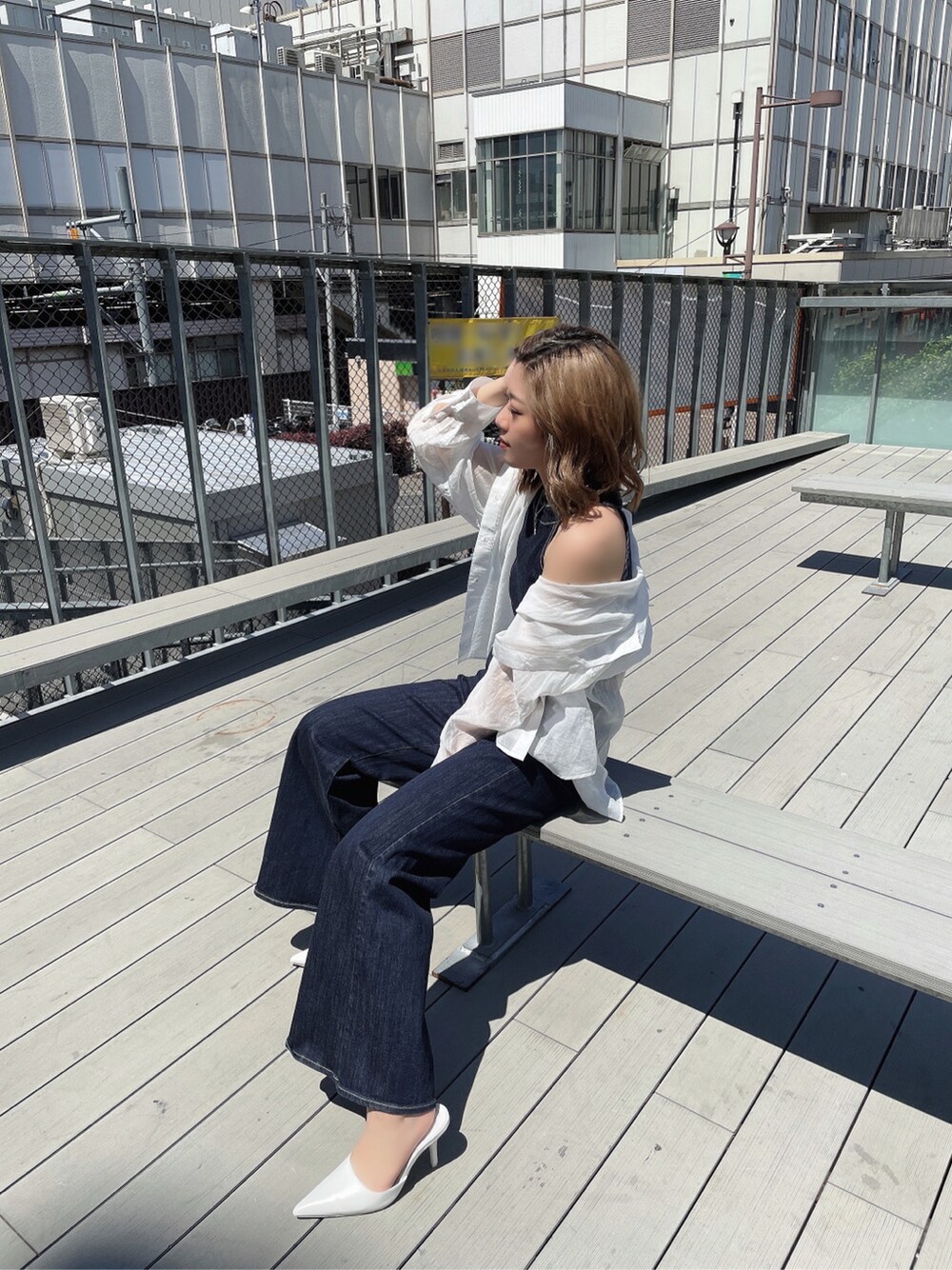 ホワイト系のパンプス、ブルー系のサロペット/オーバーオールを着用したレディースの春コーディネートの1枚目の写真