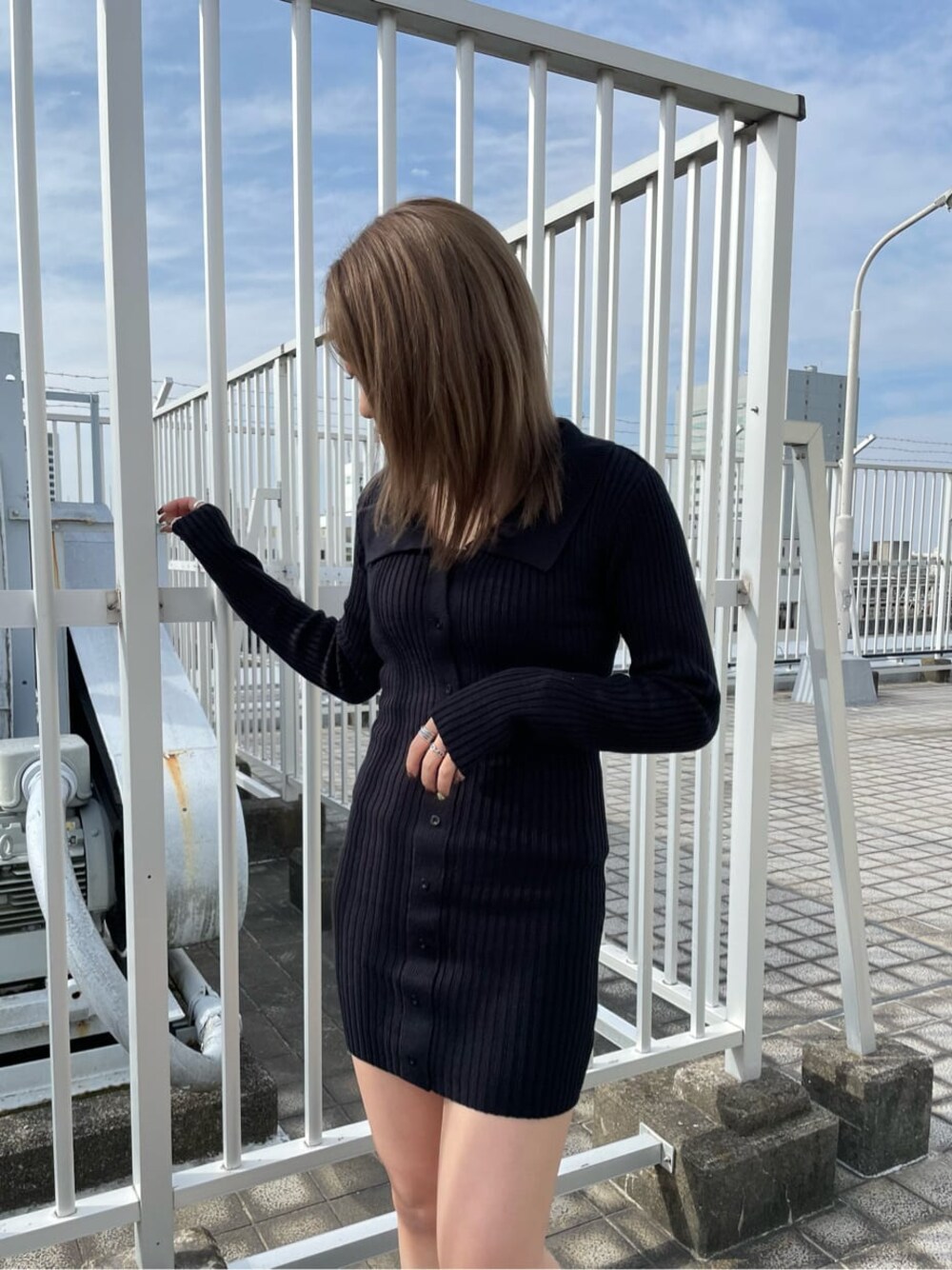 ブラック系のブーツ、グレー系のハンドバッグ、ブルー系のブルゾンを着用したレディースの冬コーディネートの1枚目の写真