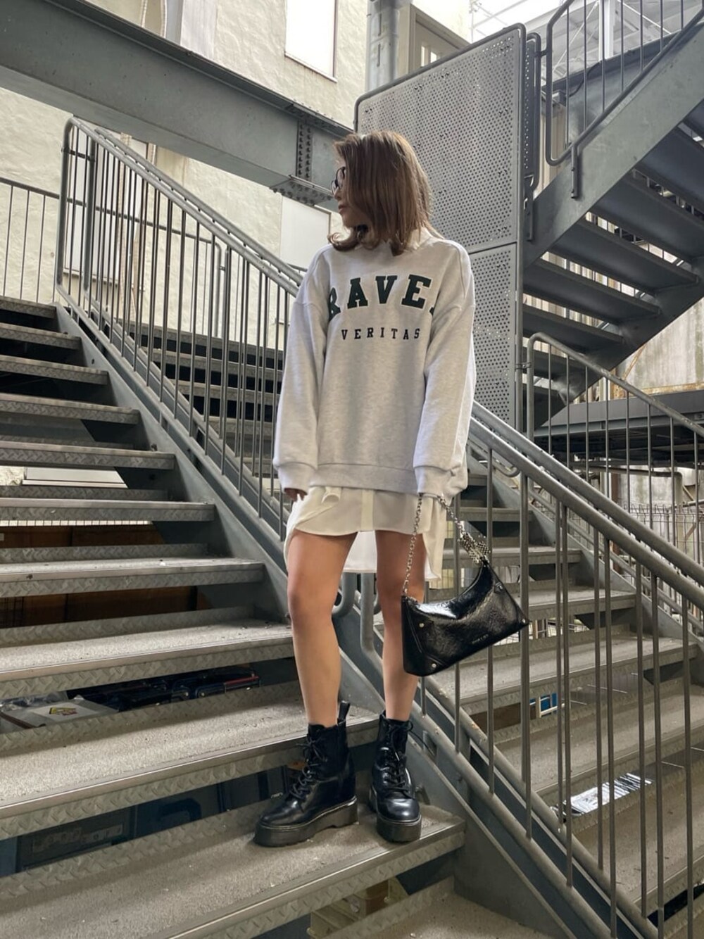 ブラック系のブーツ、グレー系のTシャツ/カットソー、ホワイト系のシャツ/ブラウスを着用したレディースの冬コーディネートの1枚目の写真