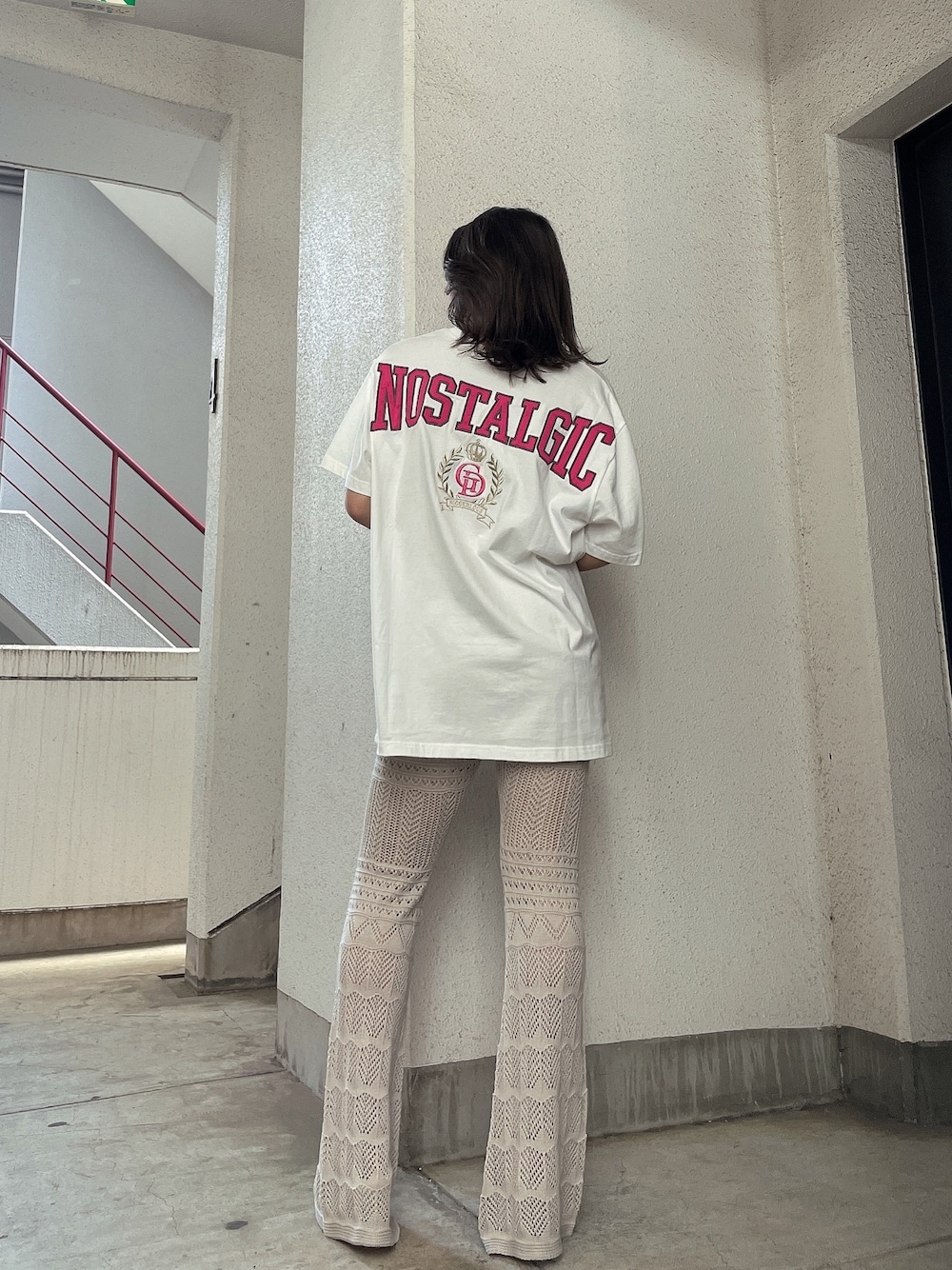 ホワイト系のTシャツ/カットソー、ホワイト系のその他パンツ、ホワイト系のパンプスを着用したレディースの春コーディネートの1枚目の写真