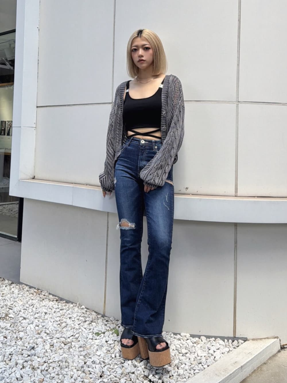 ブラック系のサンダル、ブルー系のデニムパンツ、ブルー系のニット/セーターを着用したレディースの夏コーディネートの1枚目の写真