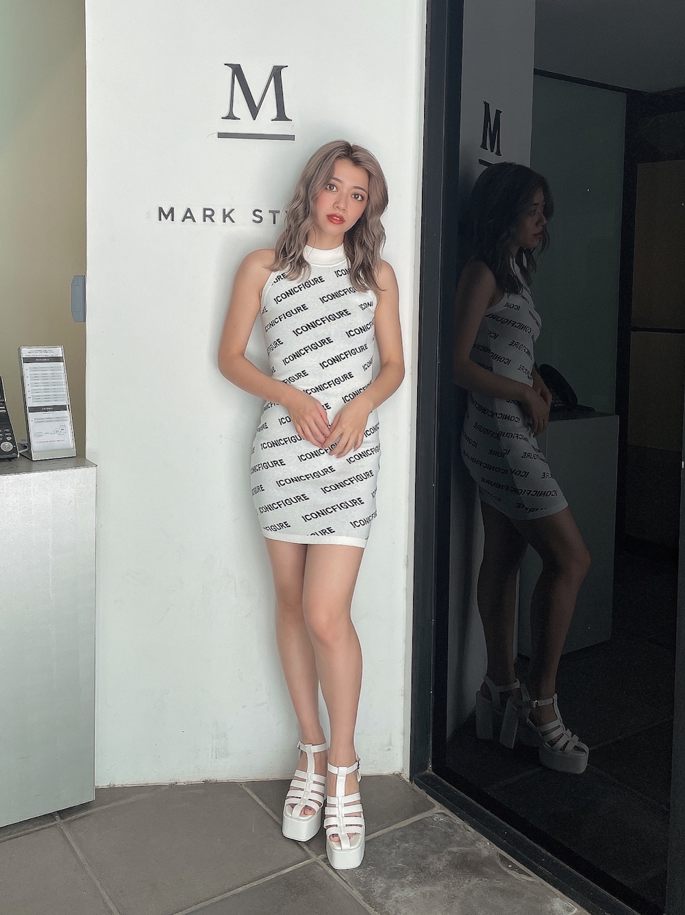 ホワイト系のワンピース、ホワイト系のサンダルを着用したレディースの夏コーディネートの1枚目の写真