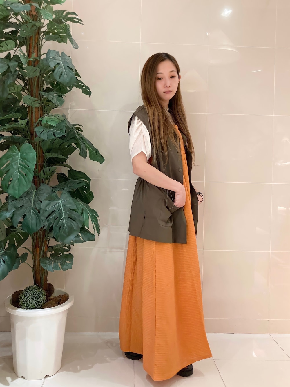 「キャミワンピ、ワンピース、低身長コーデ、152cm、152cmコーデ、ミリタリーベスト、カジュアル、骨格ウェーブ、ママコーデ、カジュアルコーデ、CPCM、cpcm_offical、シーピーシーエム、夏コーデ、夏」｜「CPCMのクラッシュジャガードキャミワンピース（ワンピース、オレンジ系）」を使った、kody0319さん（レディース・152cm）の夏コーディネートの1枚目の写真