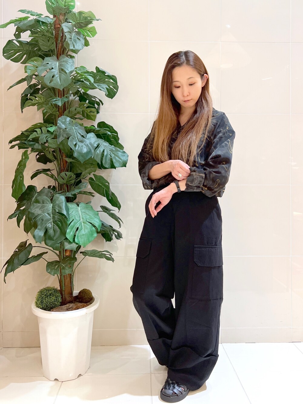 「柄シャツ、2022AW、トレンド、ミリタリー、オールブラック、ワントーンコーデ、メンズライク、ユニセックス、152cm、低身長、骨格ウェーブ、秋コーデ、CPCM、男女兼用、ゆるカジ」｜「CPCMの総柄長袖開襟シャツ（シャツ/ブラウス、ブラック系）」を使った、kody0319さん（レディース・152cm）の夏コーディネートの1枚目の写真