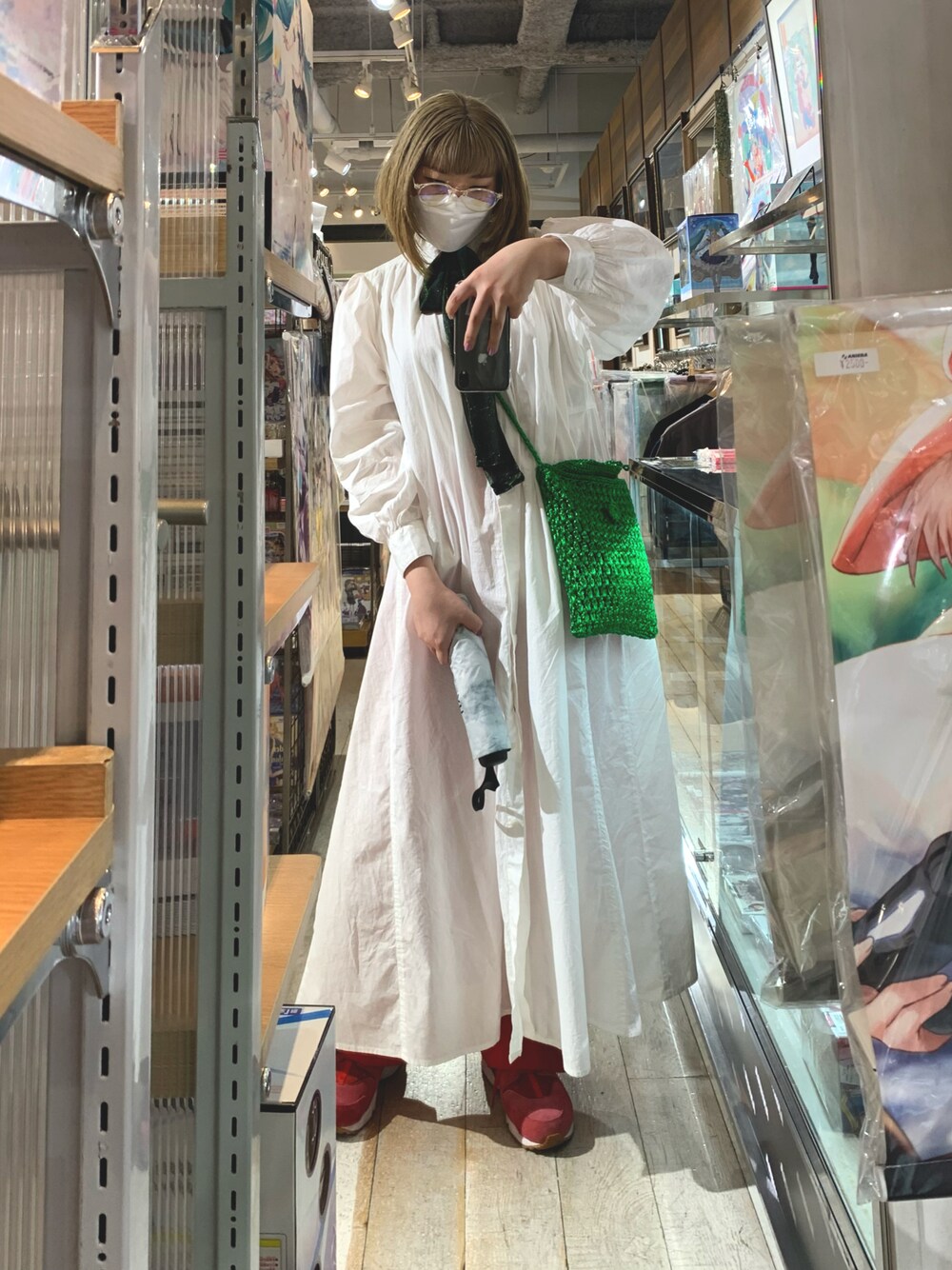 ホワイト系のワンピース、レッド系のスラックス、グリーン系のショルダーバッグを着用したレディースの春コーディネートの1枚目の写真