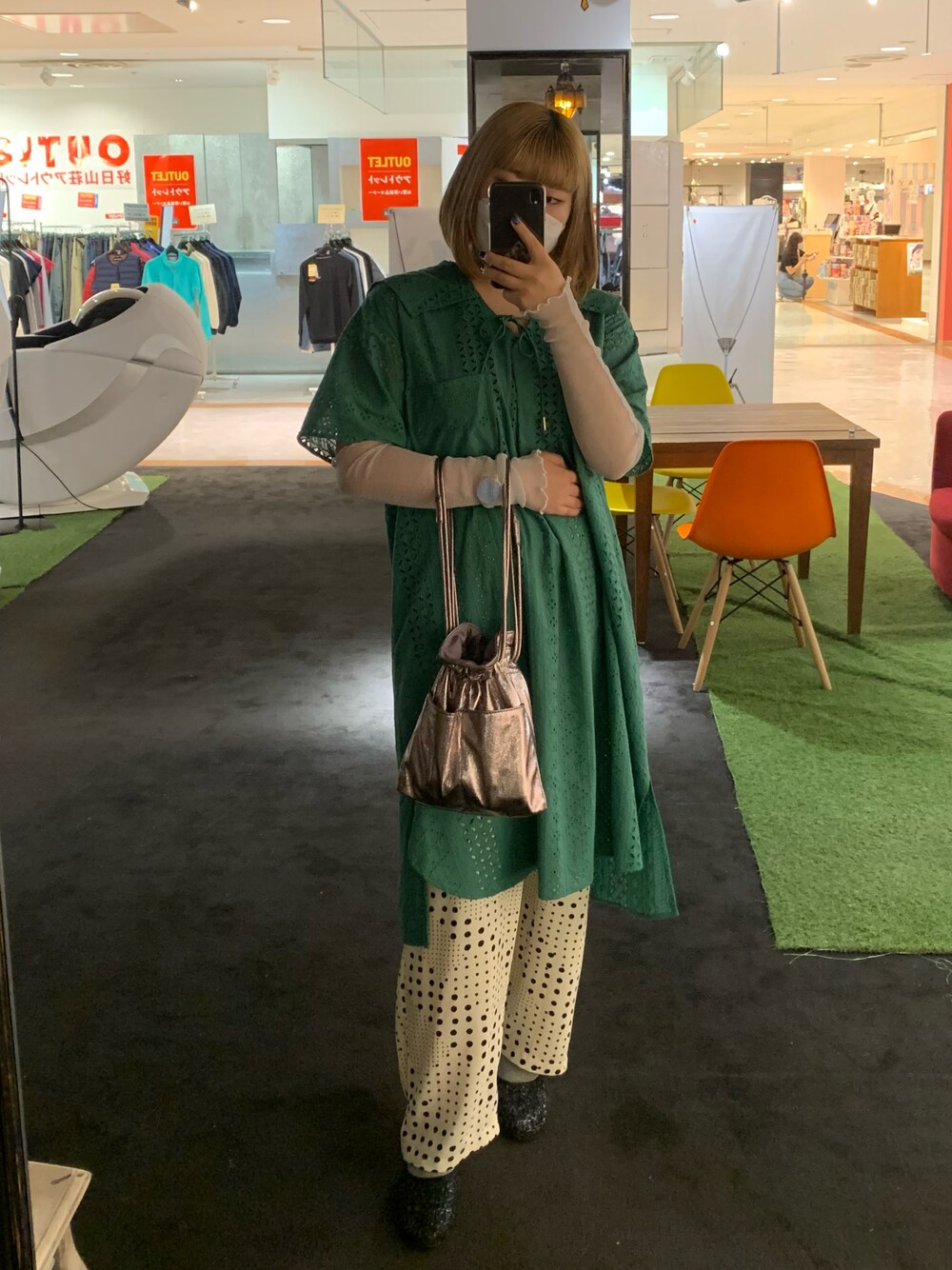 グリーン系のワンピース、ベージュ系のその他パンツ、ブラック系のパンプスを着用したレディースの夏コーディネートの1枚目の写真