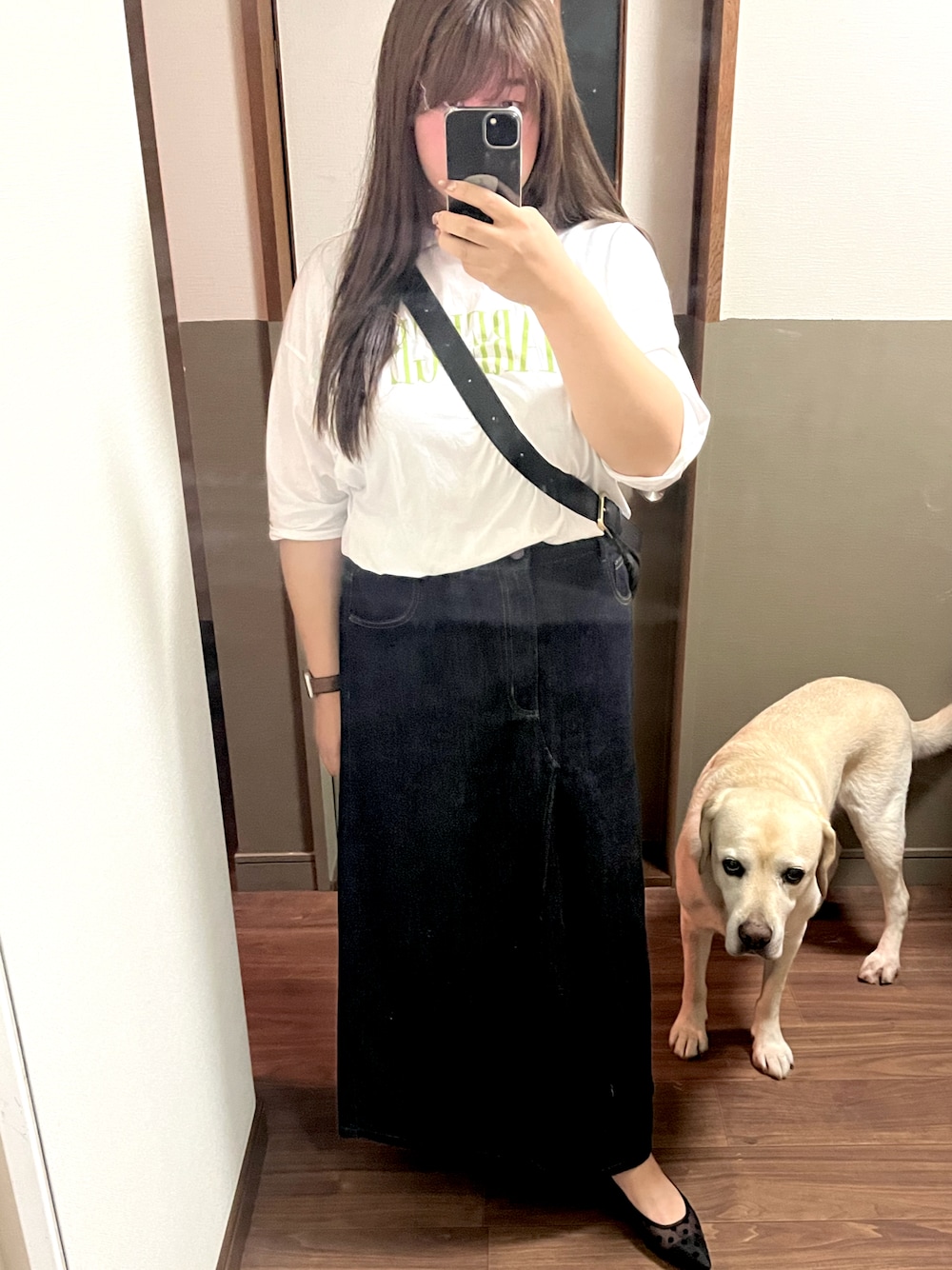 「デニムスカート、GU、プチプラ、Tシャツ、ロゴT、カジュアル、シンプル、大人カジュアル、デニム、ぽっちゃり、ぽっちゃりコーデ、大きいサイズレディースファッション、プラスサイズ」｜「MICA&DEALの"MAREUGE"ロゴプリントT-shirt（Tシャツ/カットソー、ホワイト系）」を使った、chiroru0827さん（レディース・160cm）の夏コーディネートの1枚目の写真