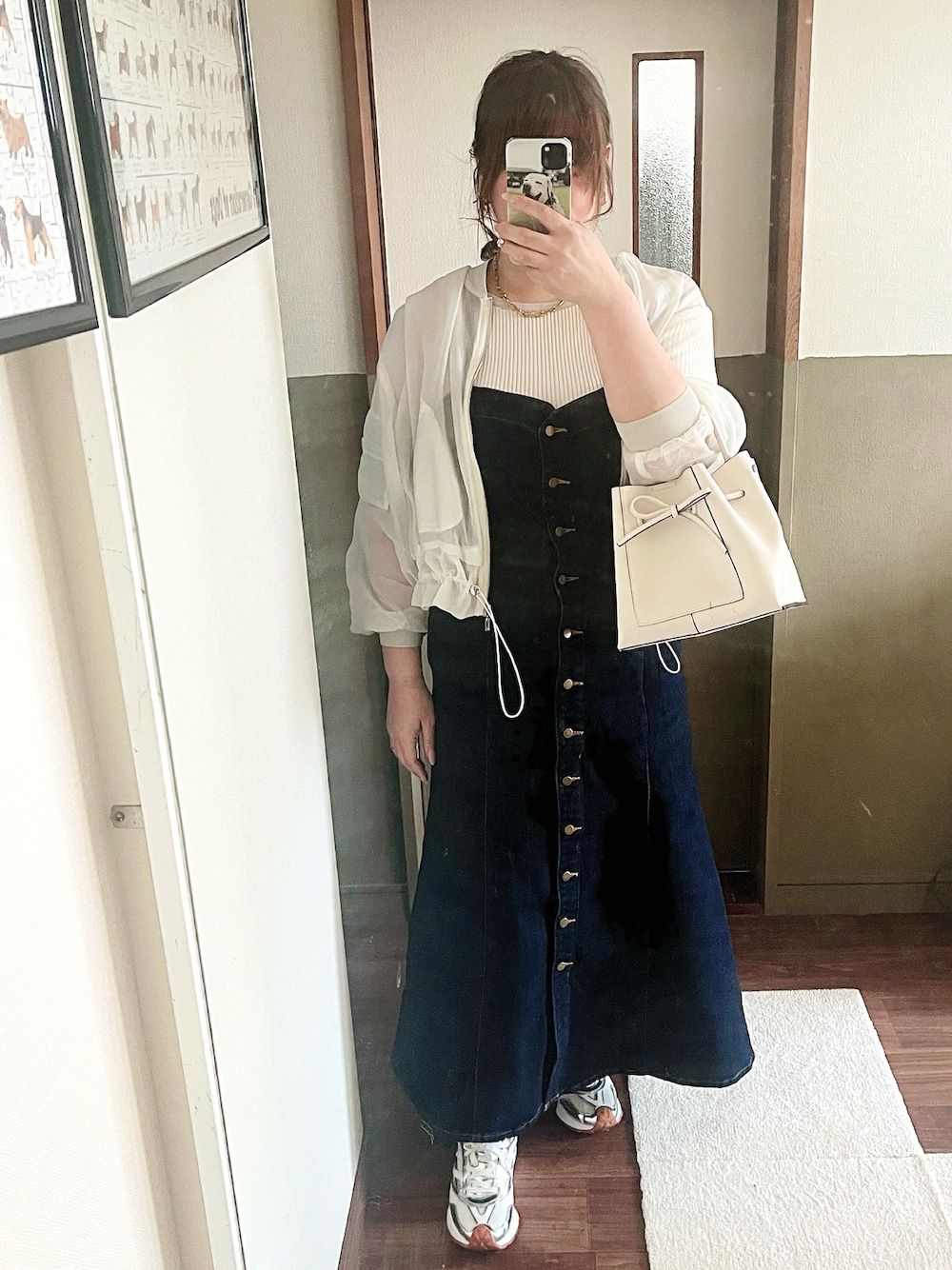 「最近のいい感じコーデ、レイヤードスタイル、初夏コーデ、今日のコーデ、厚底シューズ、夏ファッション、ぽっちゃり、オトナ女子、デニム、デニムワンピース、ジャンパースカート、ZOZOTOWN、マルチサイズ、ぽっちゃりコーデ、シアートップス」｜「CENEの【CENE】セネ/ドロップフープピアス(big)（ピアス（両耳用）、ゴールド系）」を使った、chiroru0827さん（レディース・160cm）の春コーディネートの1枚目の写真