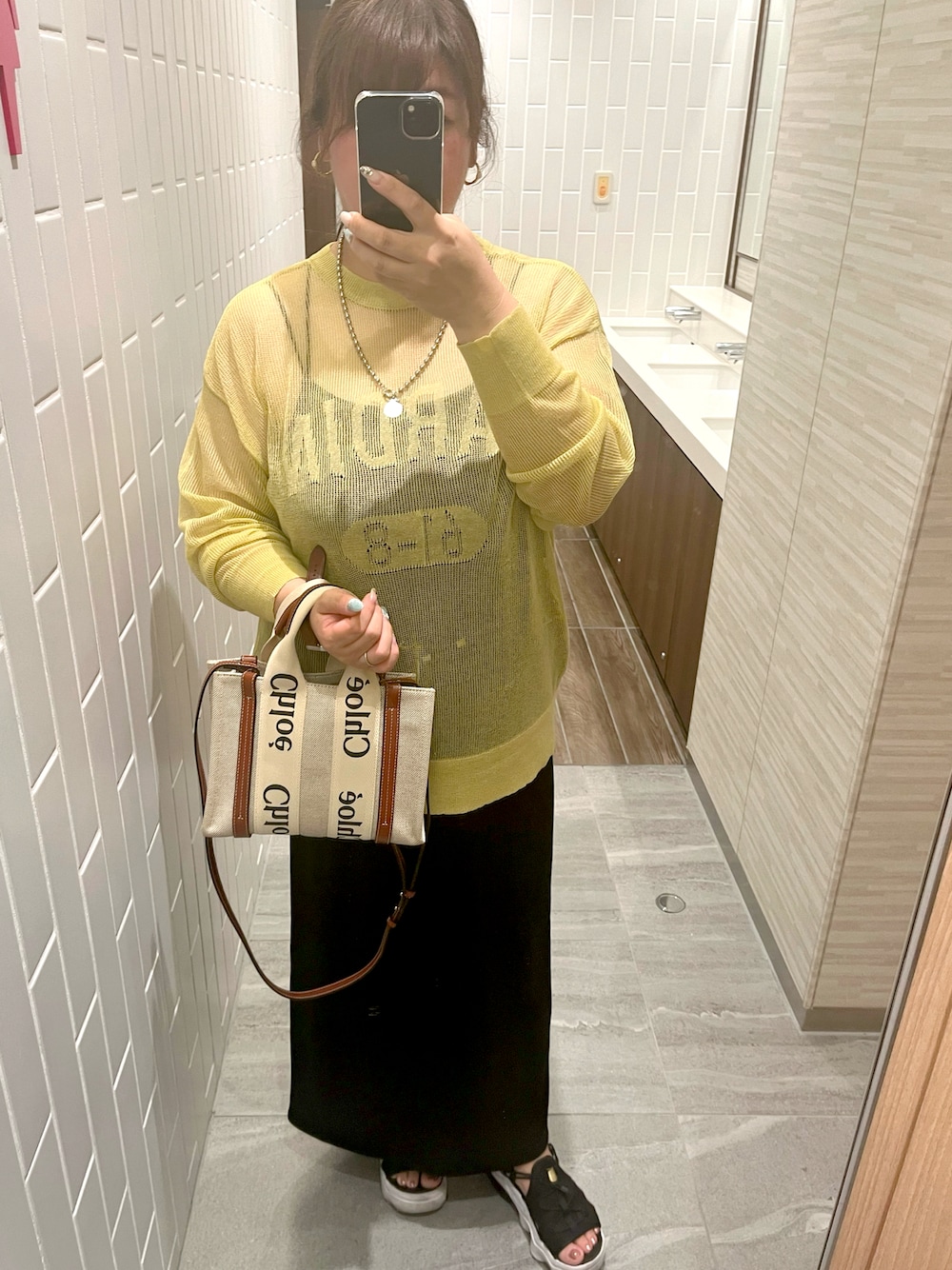 「秋先取りコーデ、今日のコーデ、休日スタイル、秋カラー、メッシュニット、イエロー、リブスカート、楽チンコーデ、カジュアル、レイヤードスタイル、Iラインスカート、ぽっちゃり、ぽっちゃりコーデ、プラスサイズ、ラビアンジェ」｜「LAVEANGEの2WAYシアーニット（ニット/セーター、イエロー系）」を使った、chiroru0827さん（レディース・160cm）の秋コーディネートの1枚目の写真