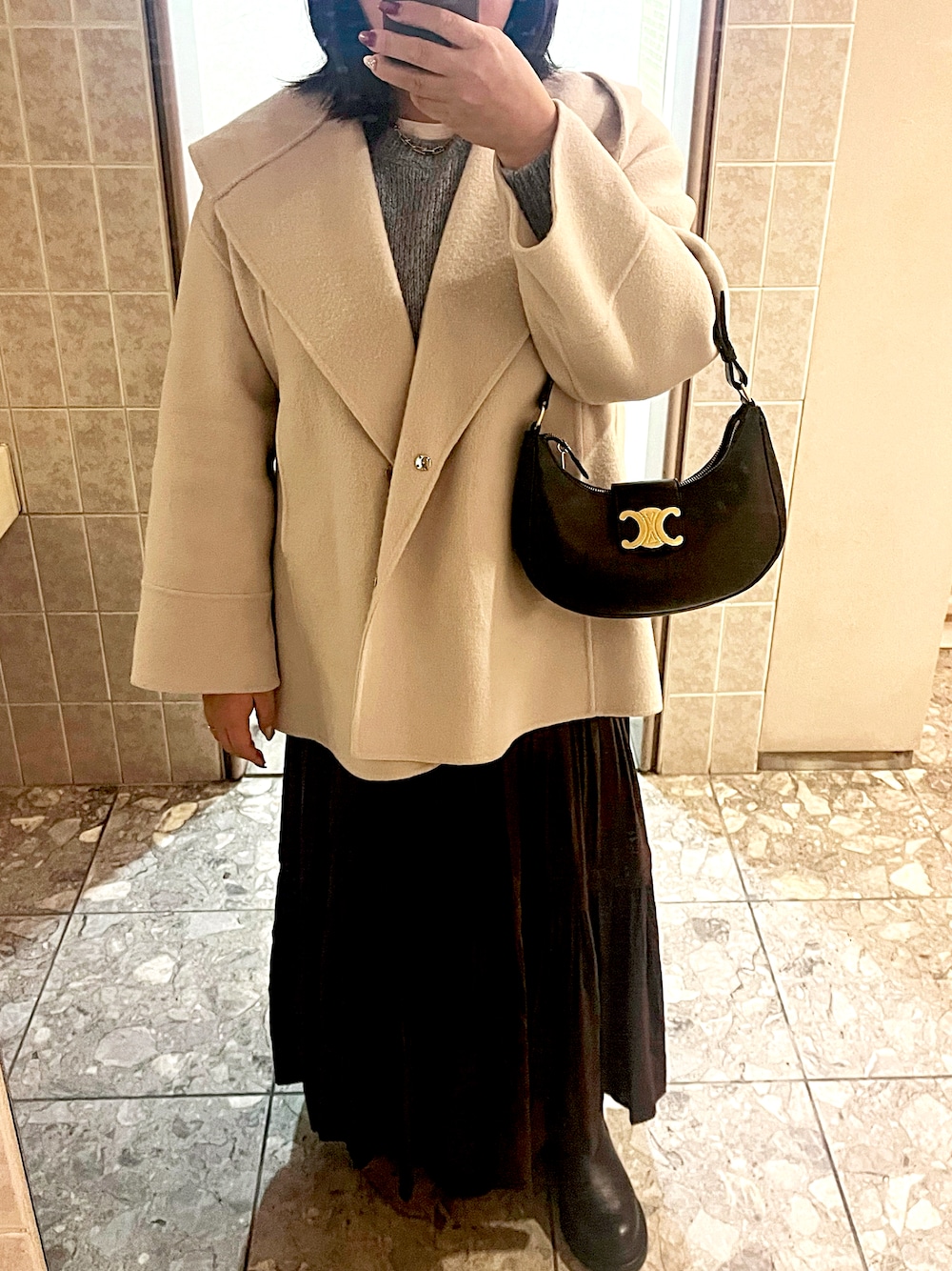 「冬コーデ、おでかけコーデ、大人女子、ラメニット、ティアードスカート、ランチ会、ブルー、オーバーサイズ、ootd、最近のいい感じコーデ、ぽっちゃり、ぽっちゃりコーデ」｜「FRAY I.Dの2wayショートリバーコート（その他アウター、ホワイト系）」を使った、chiroru0827さん（レディース・160cm）の冬コーディネートの1枚目の写真