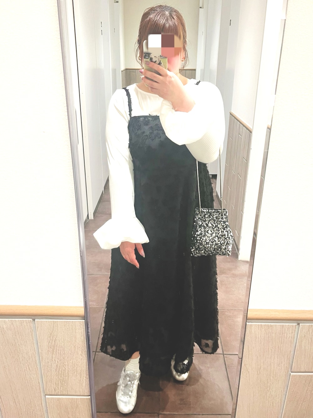 「春コーデ、ラクチンコーデ、休日、ワンピースコーデ、ジャンパースカート、しまむら、大人かわいい、GU、リボンスニーカー、シルバー、ぽっちゃり、ぽっちゃりコーデ、キャミワンピ」｜「しまむらのしまむら×miyoコラボ（Tシャツ/カットソー、ホワイト系）」を使った、chiroru0827さん（レディース・160cm）の春コーディネートの1枚目の写真
