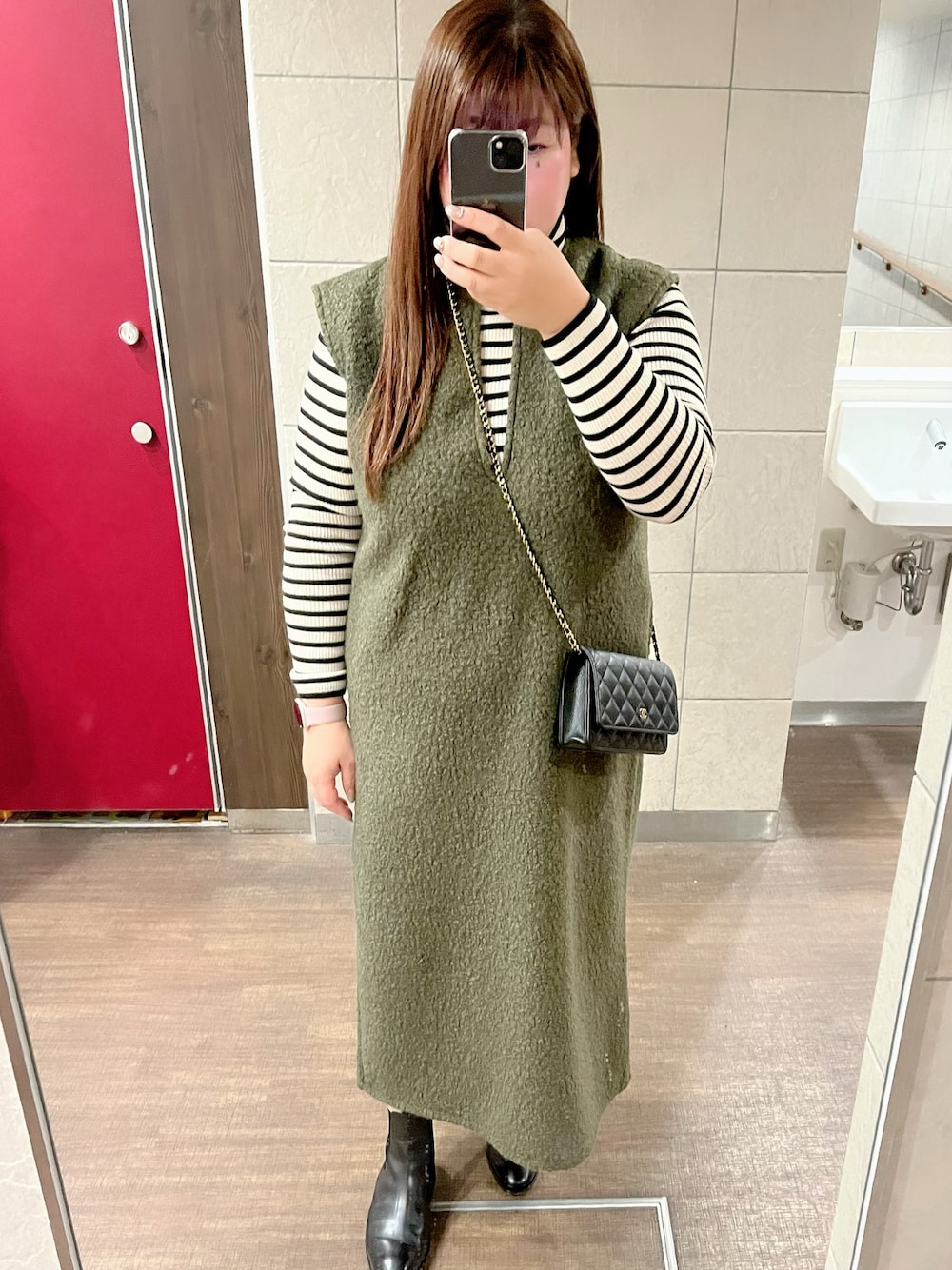 「ファッションを楽しもう、お出かけコーデ、キレイめ、きれいめカジュアル、大人女子、ニットコーデ、お洒落さんとつながりたい、ジャンパースカート、冬、ダウンジャケット、ボーダー、ブーツ、ぽっちゃり、ぽっちゃりコーデ、ラビアンジェ」｜「UNIQLOのアイテム（ニット/セーター、その他）」を使った、chiroru0827さん（レディース・160cm）の秋コーディネートの1枚目の写真