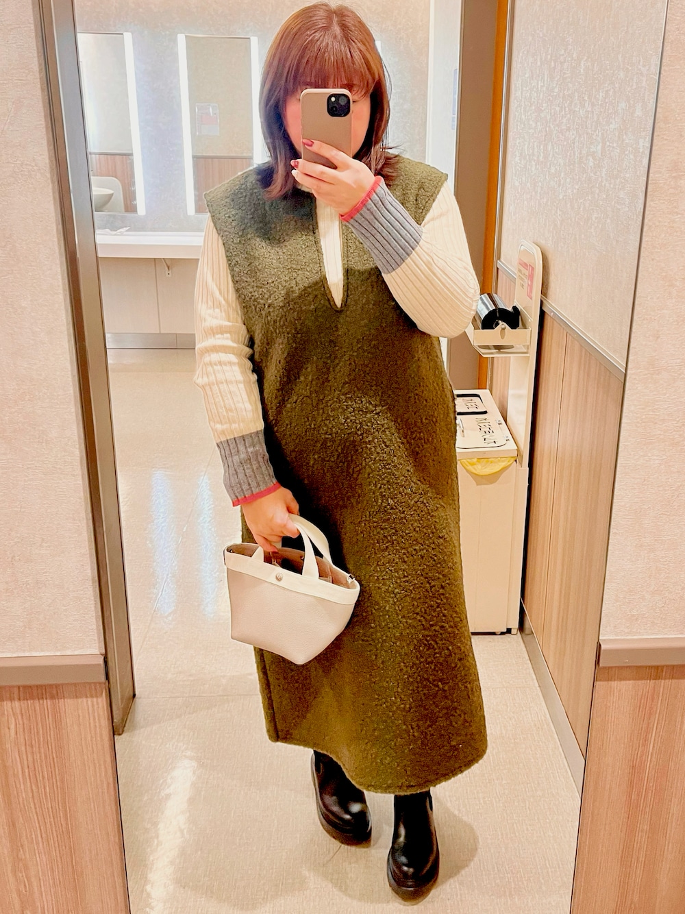 「冬コーデ、リブニット、ootd、ジャンパースカート、グリーン、ランチ、オトナカジュアル、大人女子、ぽっちゃり、ぽっちゃりコーデ、ラビアンジェ」｜「LAVEANGEのフェイクリングウール ジャンスカワンピース（ワンピース、グリーン系）」を使った、chiroru0827さん（レディース・160cm）の冬コーディネートの1枚目の写真