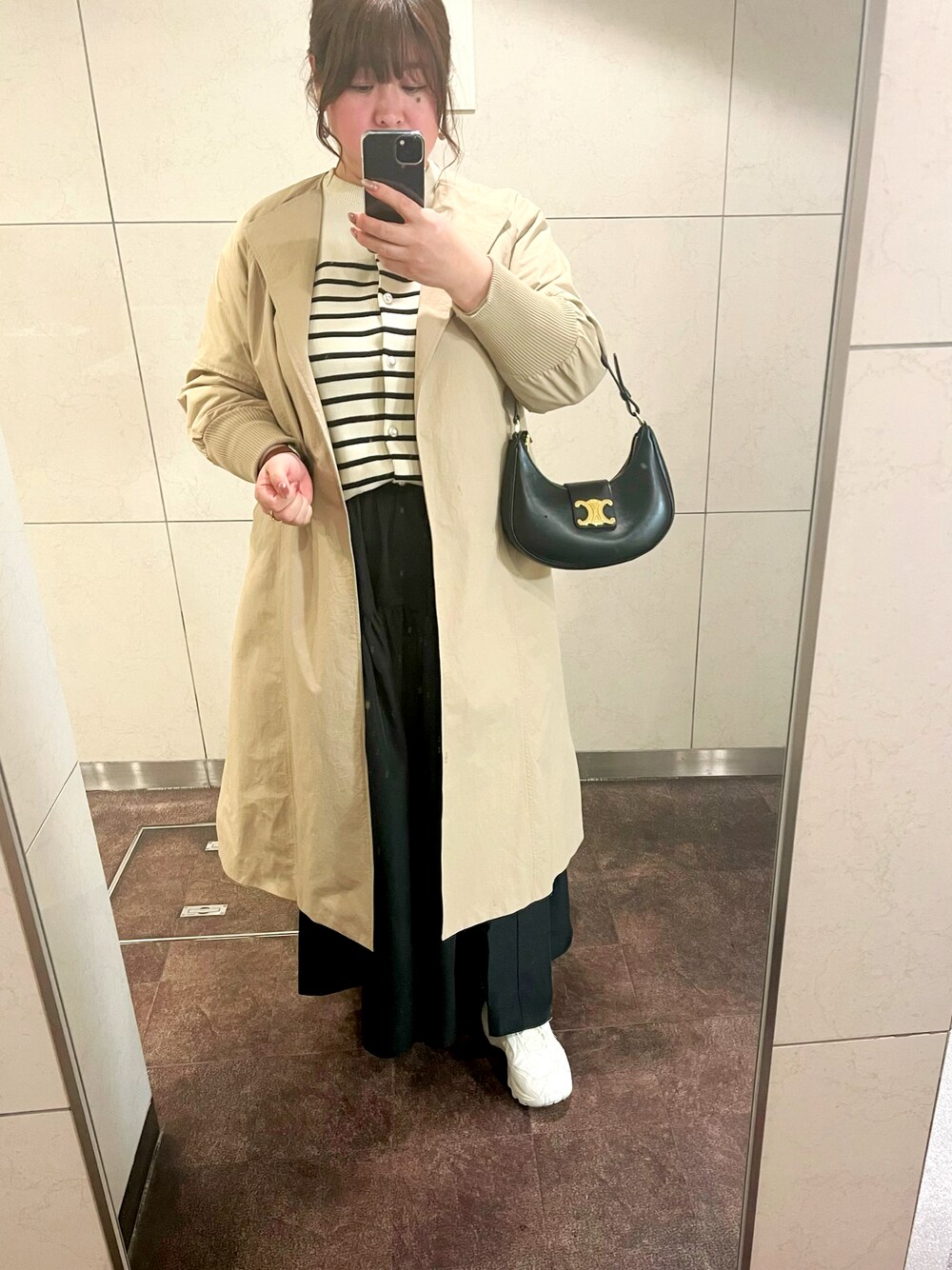 「春服みてみて、おでかけコーデ、ロングスカート、オトナカワイイ、おしゃれさんと繋がりたい、スニーカー、トレンチコート、ぽっちゃり、ぽっちゃりコーデ、プラスサイズ、ランチ、ボーダー、ティアードスカート」｜「Acutaのアイテム（トレンチコート、ベージュ系）」を使った、chiroru0827さん（レディース・160cm）の春コーディネートの1枚目の写真