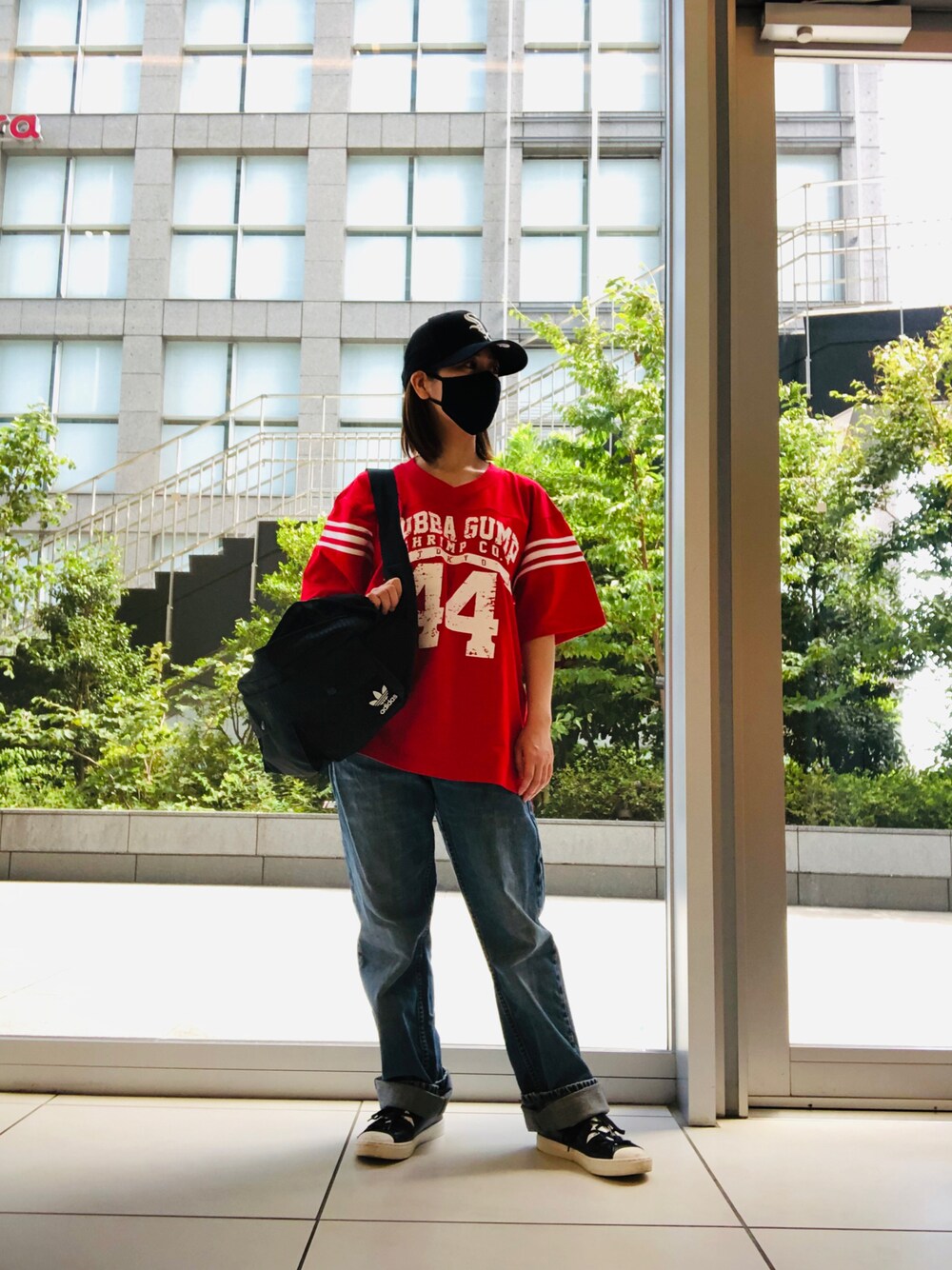 「夏、Tシャツ、ラクチンコーデ、デニムパンツ、休日スタイル、カジュアル、低身長コーデ、東京、アメリカン、ストリート」｜「Leeのアイテム（デニムパンツ、ブルー系）」を使った、hapidokiさん（レディース・150cm）の夏コーディネートの1枚目の写真