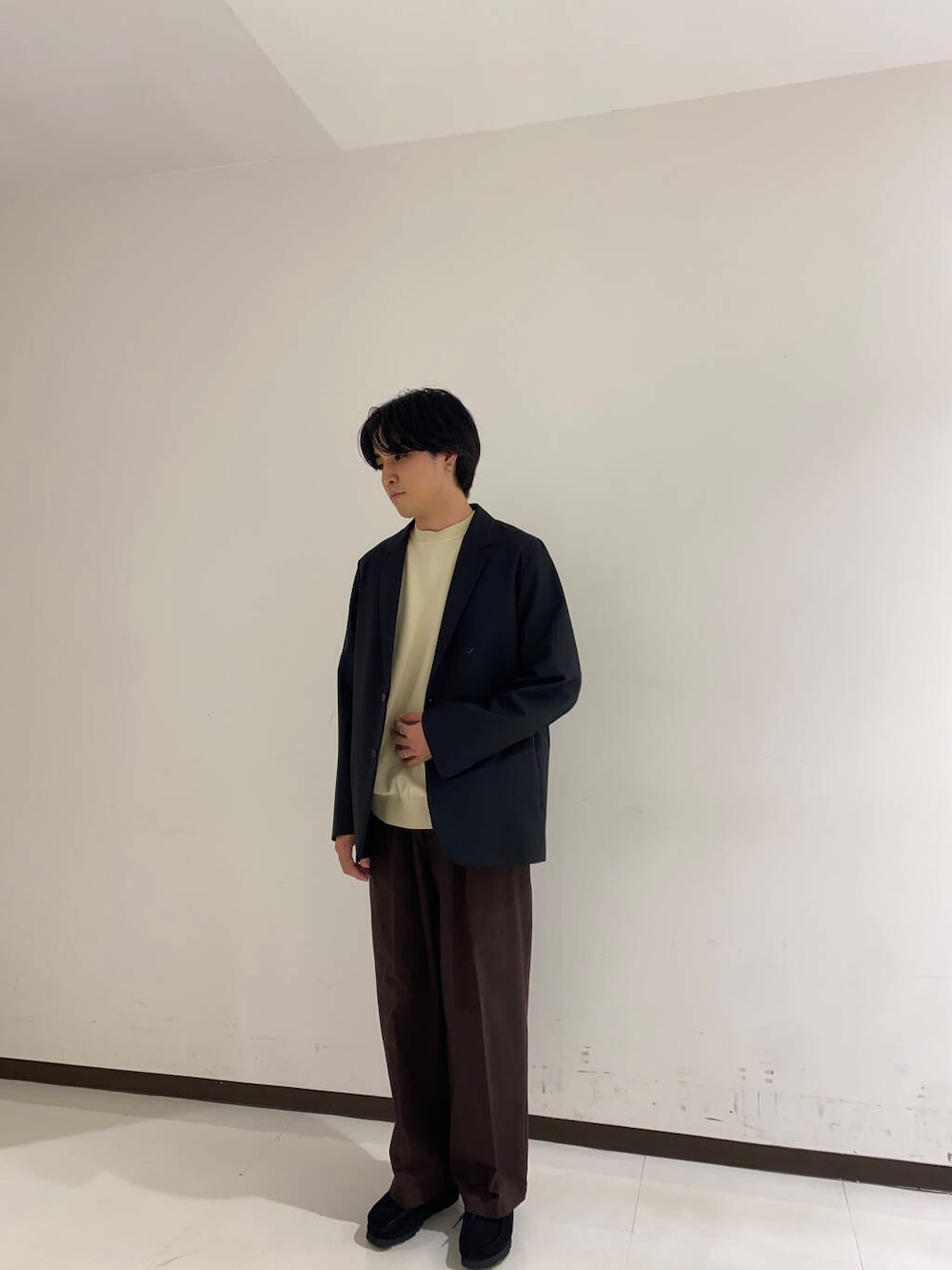 ブラック系のブーツ、ブラウン系のその他パンツ、ブラック系のその他アウターを着用したメンズの夏コーディネートの1枚目の写真