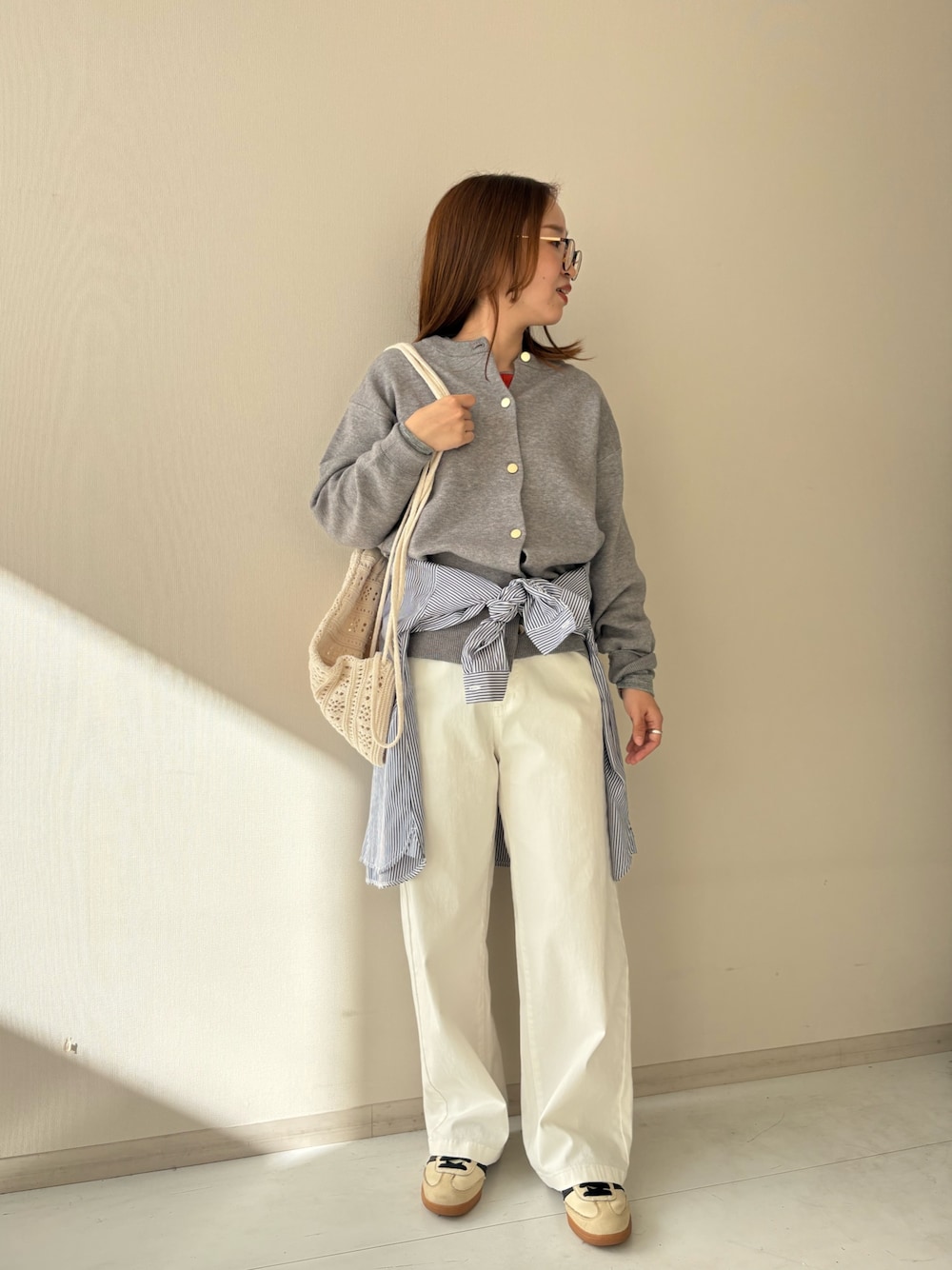 ホワイト系のパンツ、ブルー系のシャツ/ブラウス、オレンジ系のTシャツ/カットソーを着用したレディースの秋コーディネートの1枚目の写真