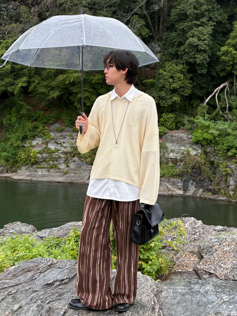 ホワイト系のシャツ/ブラウス、ブラウン系のデニムパンツ、ブラック系のショルダーバッグを着用したメンズの夏コーディネートの1枚目の写真