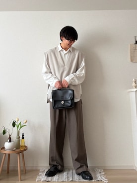 「DEVICE（デバイス）の【WEARISTA こーせ ×DEVICE コラボ】Rename フロントバックル 横型 ショルダーバッグ（ショルダーバッグ、ブラック系）」を使った、たつきさん（メンズ・175cm）の春コーディネート