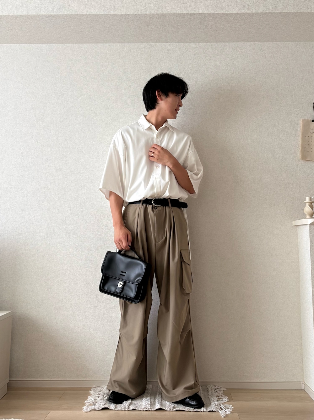 ホワイト系のシャツ/ブラウス、ベージュ系のその他パンツ、ブラック系のショルダーバッグを着用したメンズの夏コーディネートの1枚目の写真