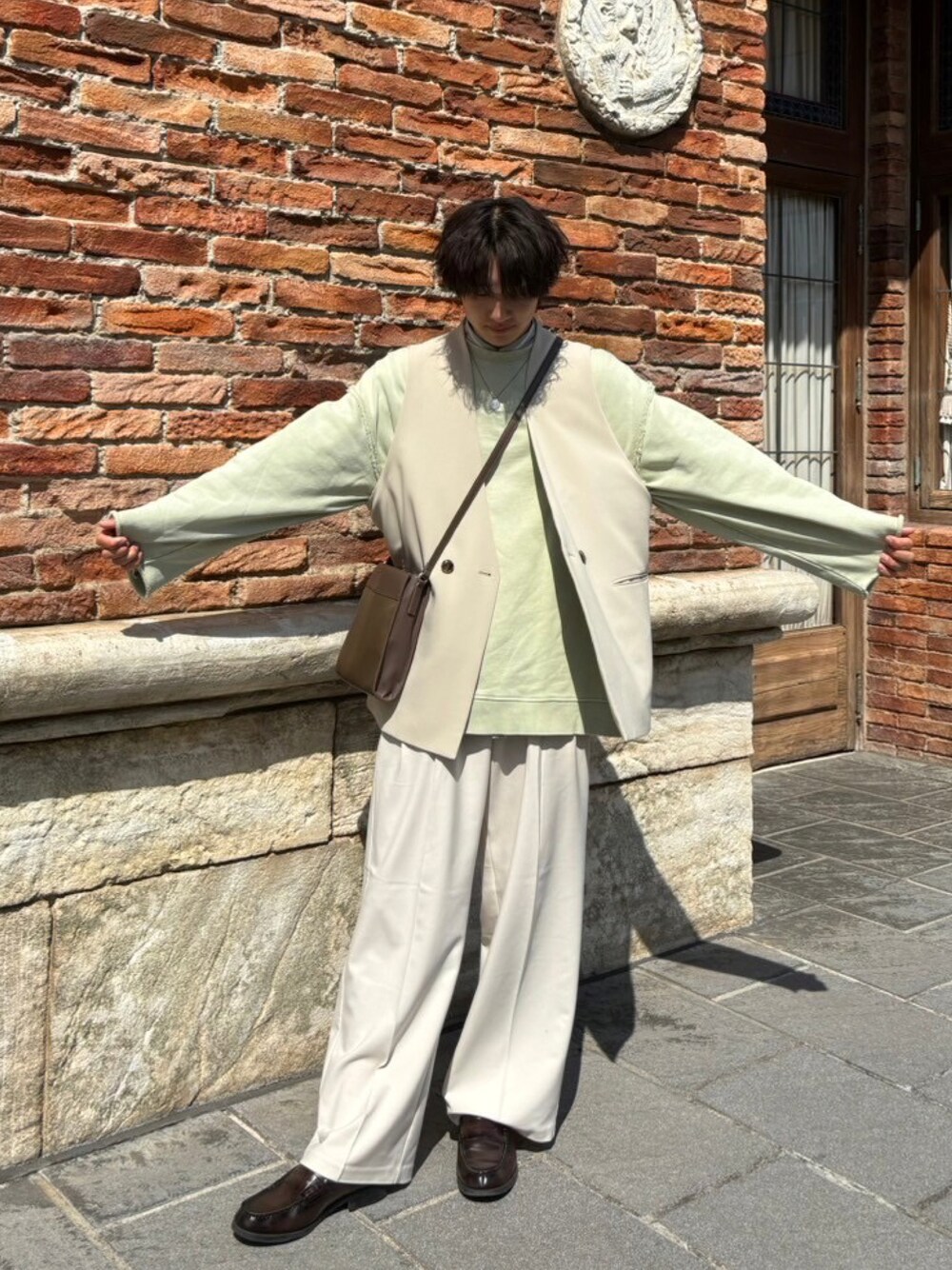 グリーン系のシャツ/ブラウス、グリーン系のスウェット、ベージュ系のベストを着用したメンズの春コーディネートの1枚目の写真