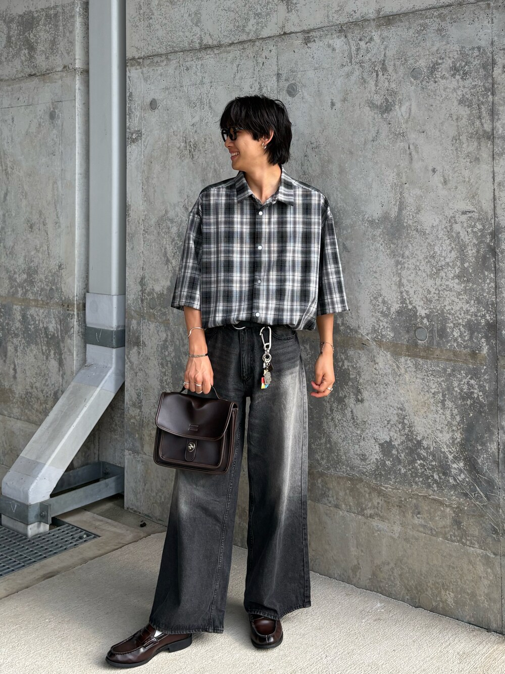 その他のシャツ/ブラウス、ブラック系のデニムパンツ、ブラウン系のショルダーバッグを着用したメンズの夏コーディネートの1枚目の写真