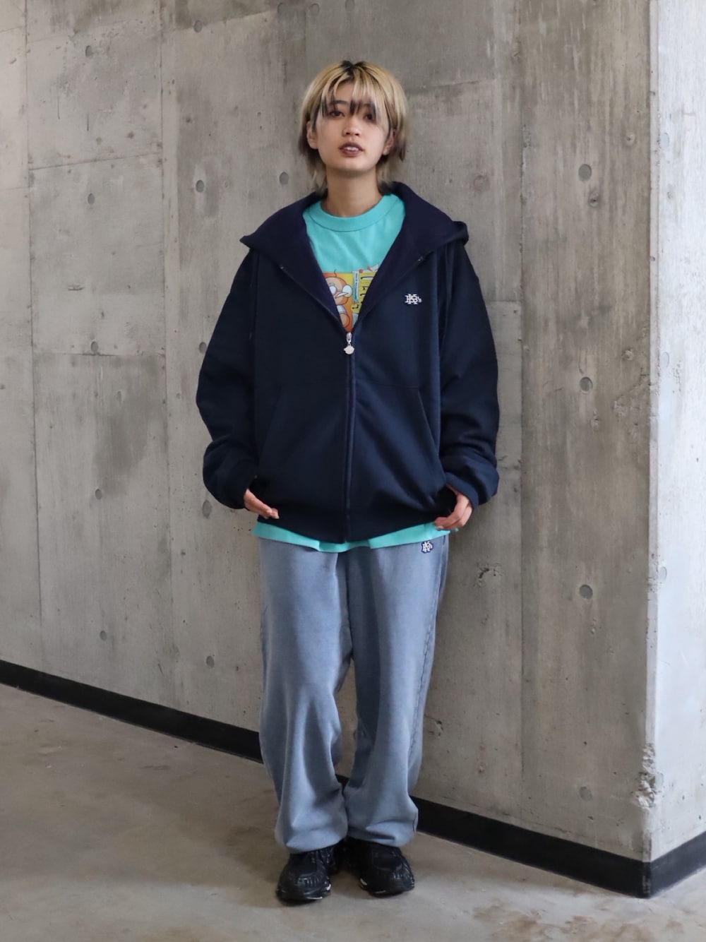 ブルー系のパーカー、ブルー系のスウェットパンツ、ブルー系のTシャツ/カットソーを着用したレディースの秋コーディネートの1枚目の写真