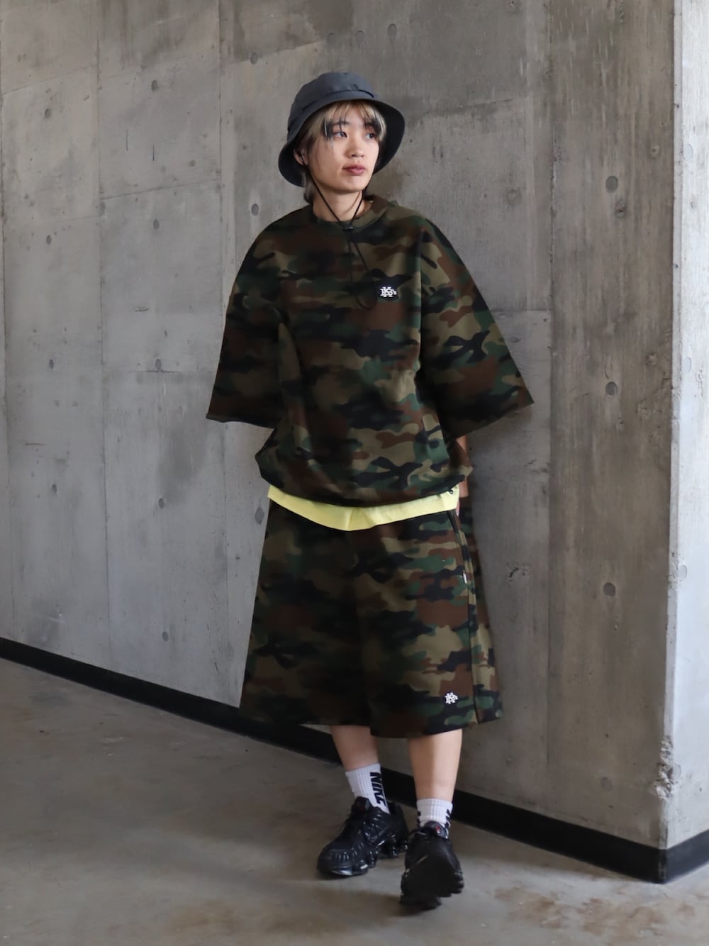その他のTシャツ/カットソー、その他のスウェットパンツ、イエロー系のTシャツ/カットソーを着用したレディースの夏コーディネートの1枚目の写真
