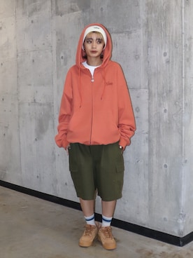 「KEBOZ（ケボズ）のアイテム（パーカー、オレンジ系）」を使った、jumisaさん（レディース・160cm）の秋コーディネート