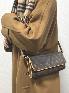 LOUIS VUITTONのショルダーバッグを使った人気ファッション