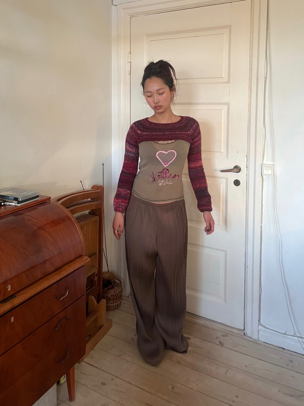 「PLEATS PLEASEのアイテム（その他パンツ、ベージュ系）」を使った、Honさん（レディース・165cm）の春コーディネートの1枚目の写真
