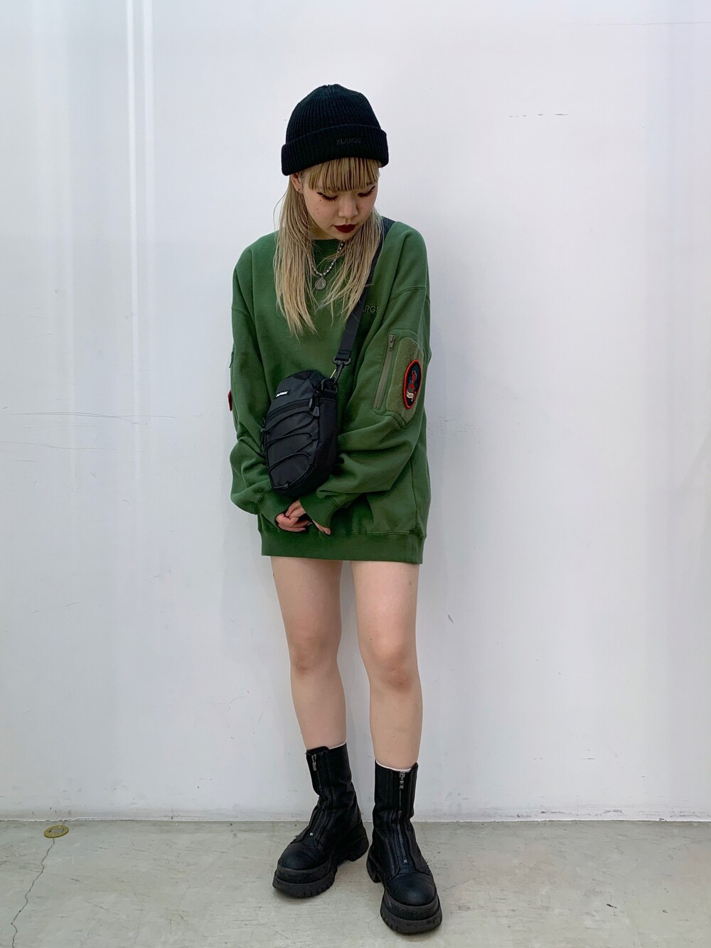 「XLARGE、エクストララージ、ミリタリー、メンズライク、秋コーデ」｜「XLARGEのLOGO SHORT LENGTH BEANIE（ニットキャップ/ビーニー、ブラック系）」を使った、渡辺楓さん（レディース・150cm）の秋コーディネートの1枚目の写真