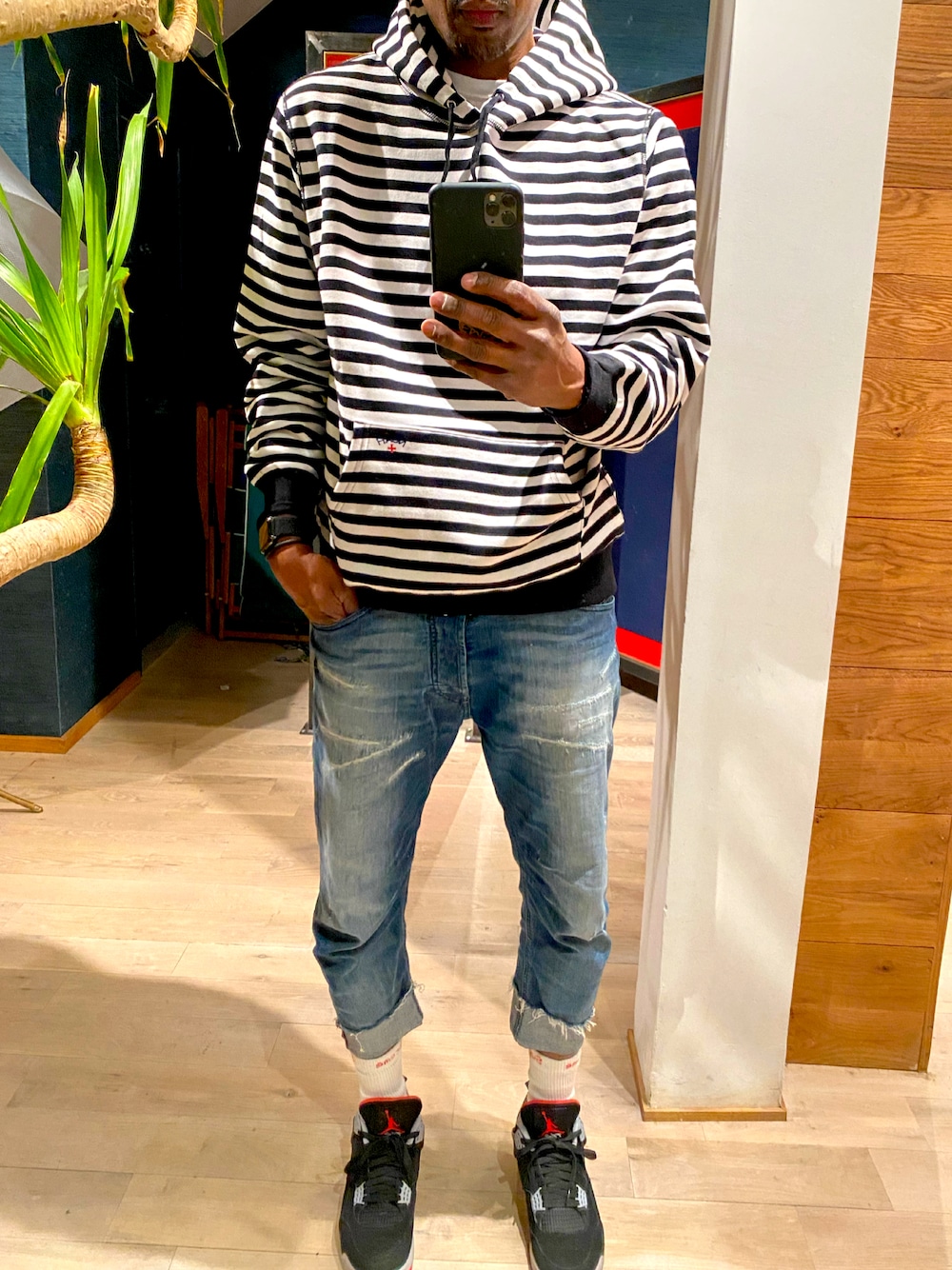 「street、stripes、hoodie、jordan4、newyork、TechStreetStyle、streetstyle」｜「NOAHのアイテム（パーカー、ブラック系）」を使った、marcdamonさん（メンズ・185cm）の秋コーディネートの1枚目の写真