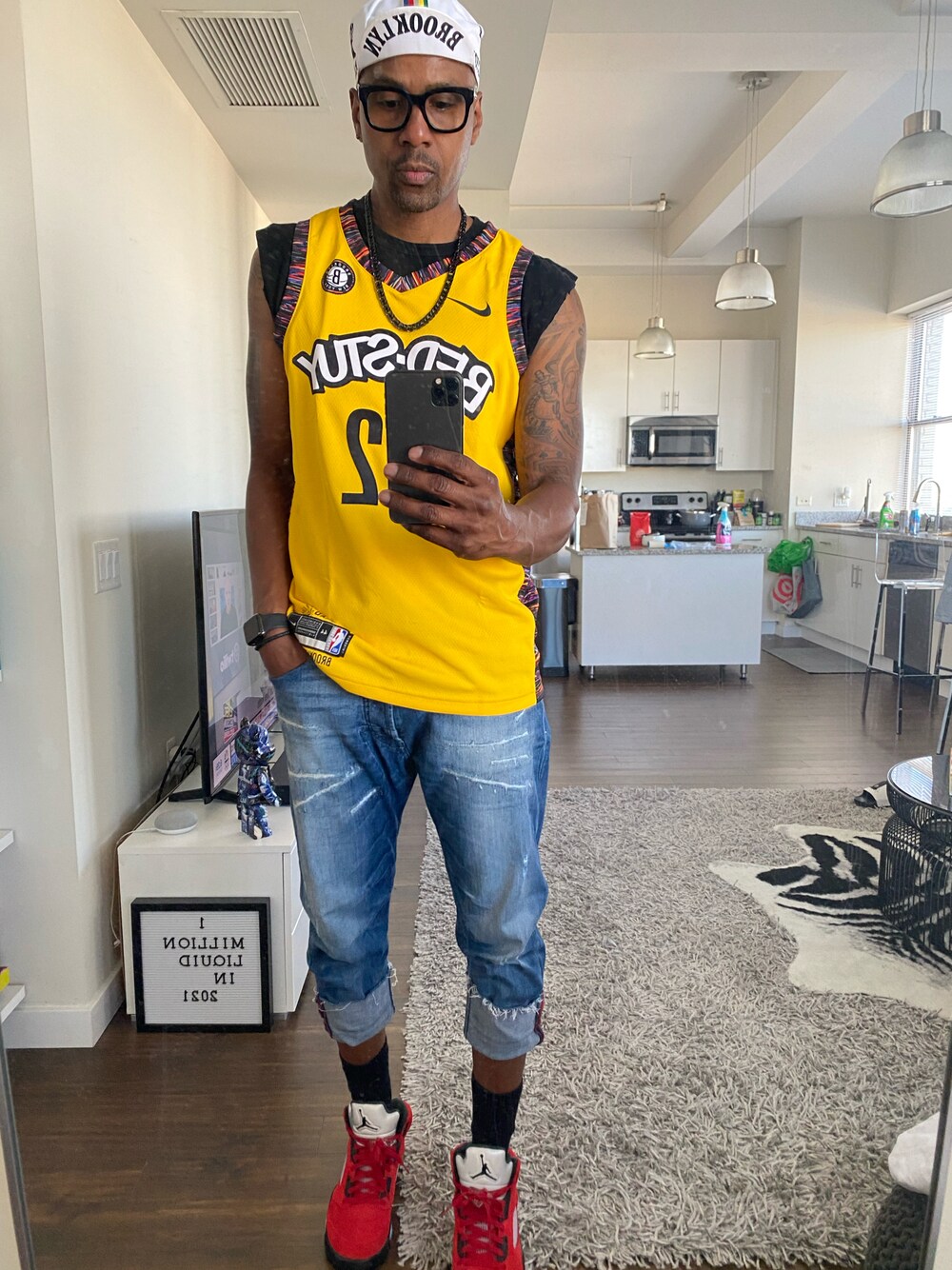 「summer、street、sneakers、NEWYORKCITY、Jordan」｜「AIR JORDANのアイテム（スニーカー、レッド系）」を使った、marcdamonさん（メンズ・188cm）の秋コーディネートの1枚目の写真