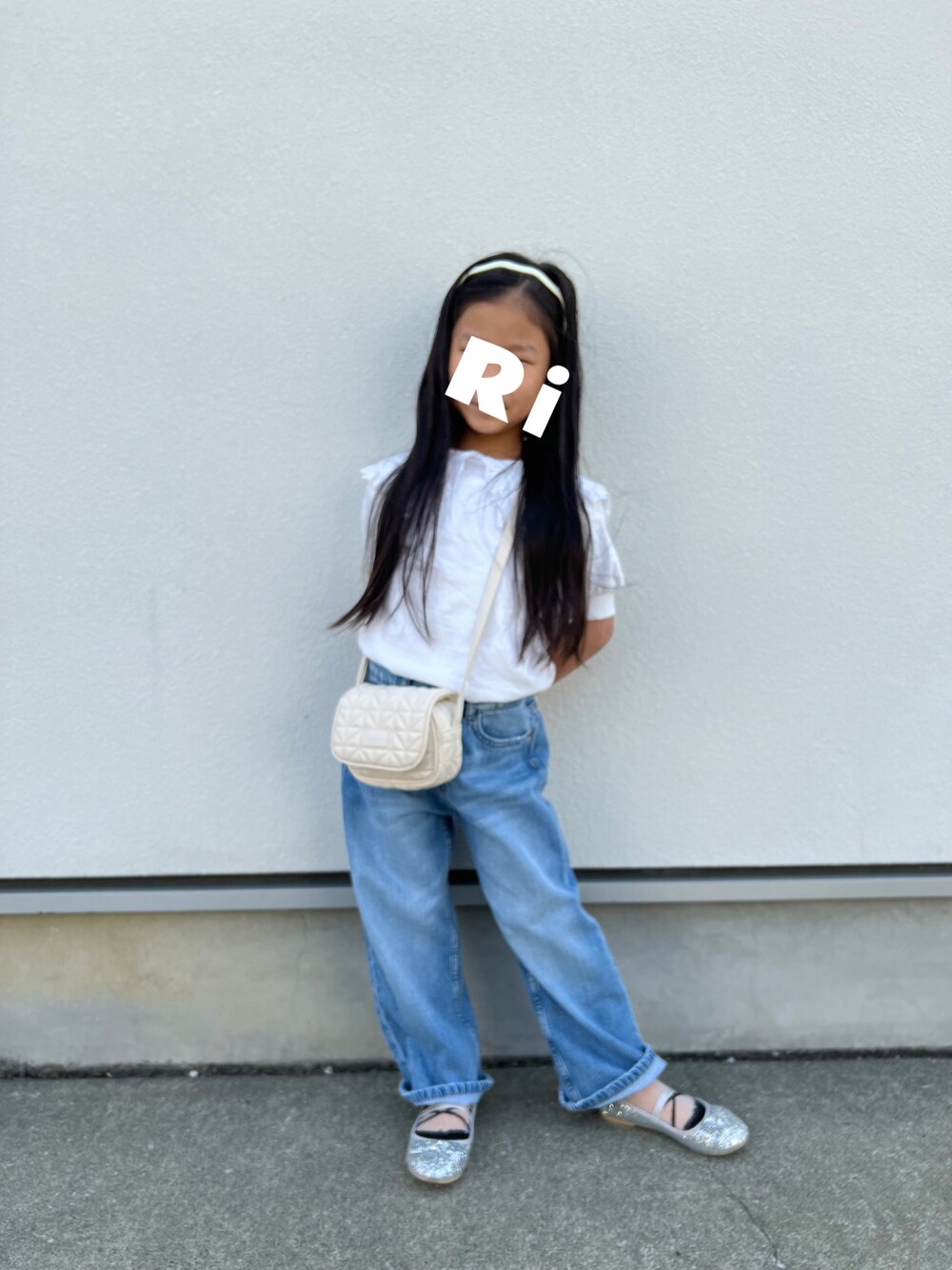 「休日スタイル、キッズファッション、シンプルコーデ、女の子コーデ、デニムパンツ、おしゃれさんと繋がりたい、カジュアルコーデ、ごきげんウィーク」｜「ZARAのアイテム（デニムパンツ、ブルー系）」を使った、rikomarukoさん（キッズ・120cm）の春コーディネートの1枚目の写真