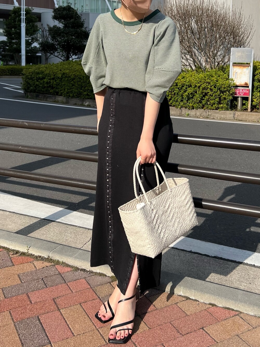 ブラック系のスカート、シルバー系のその他シューズ、グリーン系のTシャツ/カットソーを着用したレディースの春コーディネートの2枚目の写真